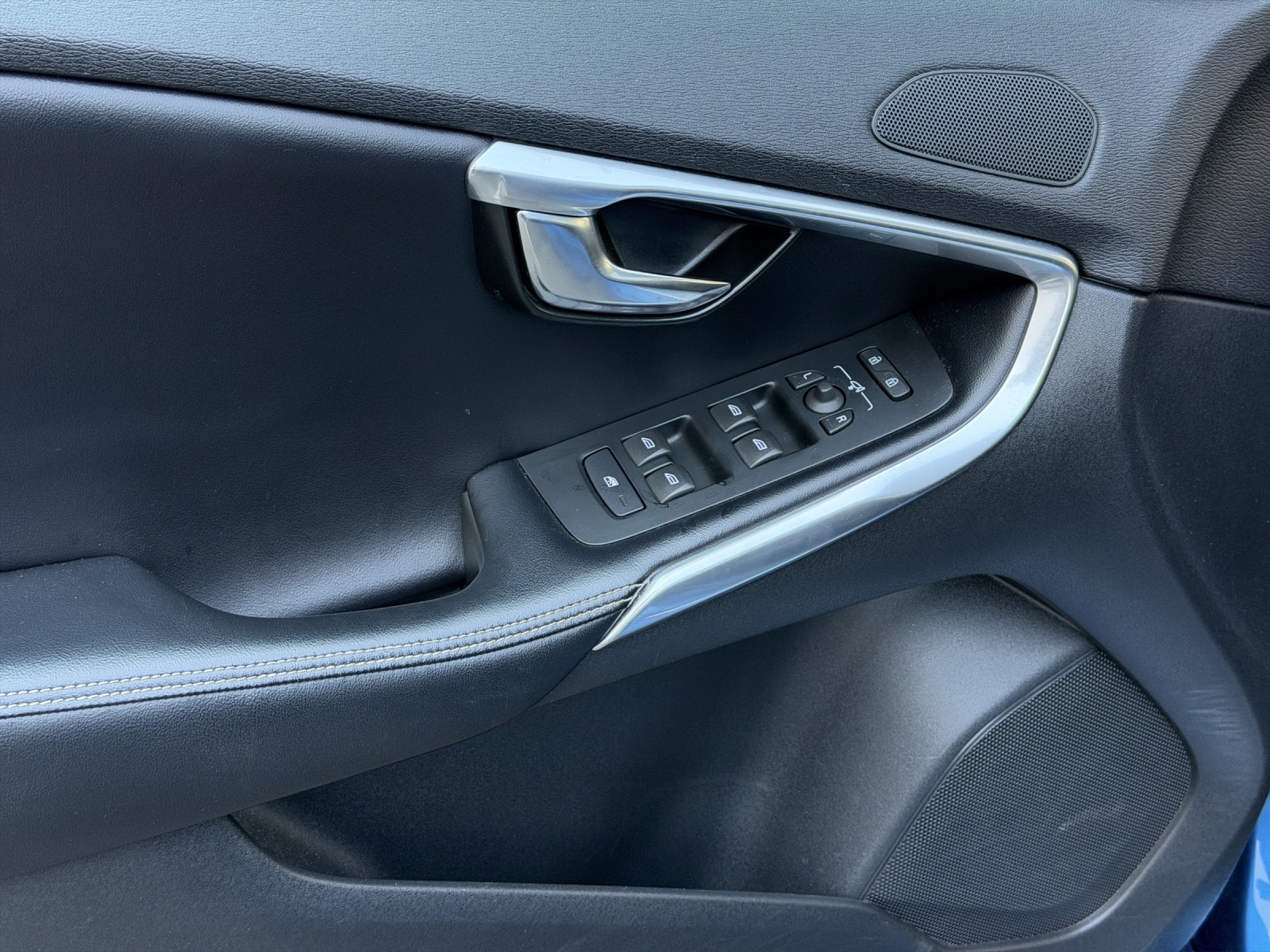 VOLVO V40 T3 Momentum R-Design-image-10