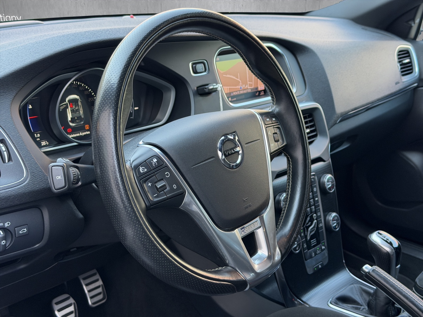 VOLVO V40 T3 Momentum R-Design-image-11