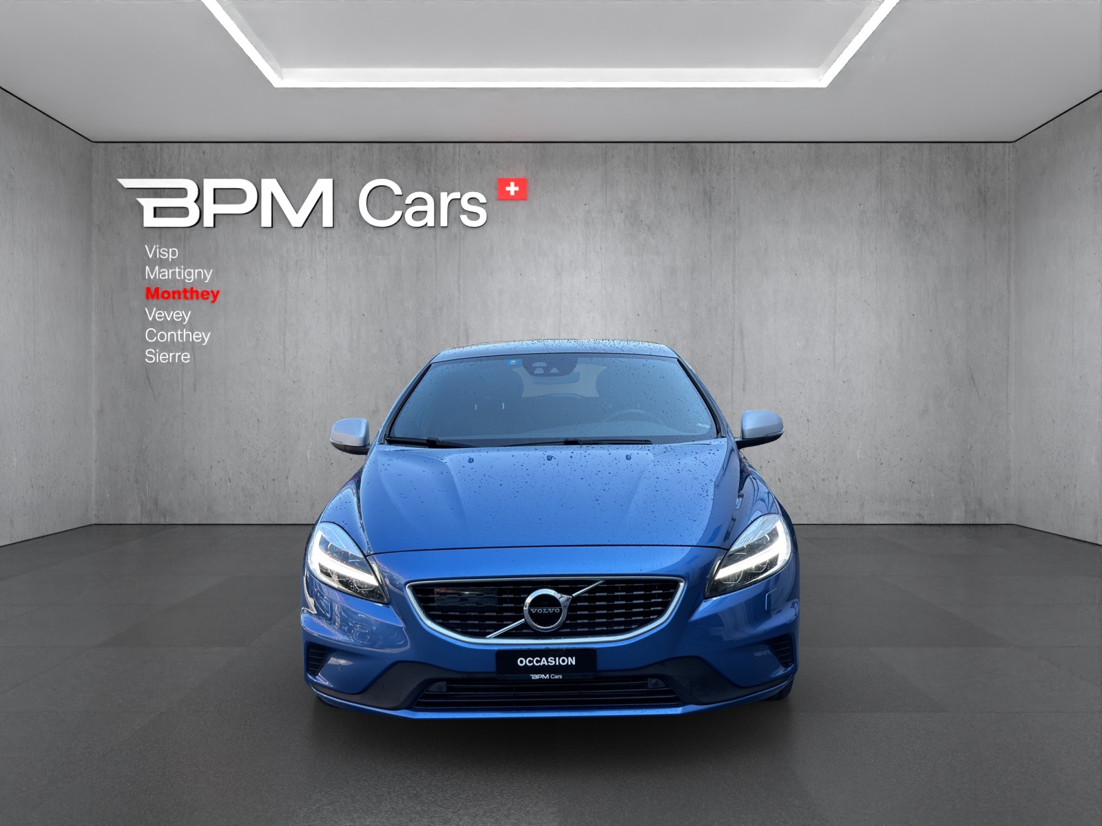 VOLVO V40 T3 Momentum R-Design-image-1
