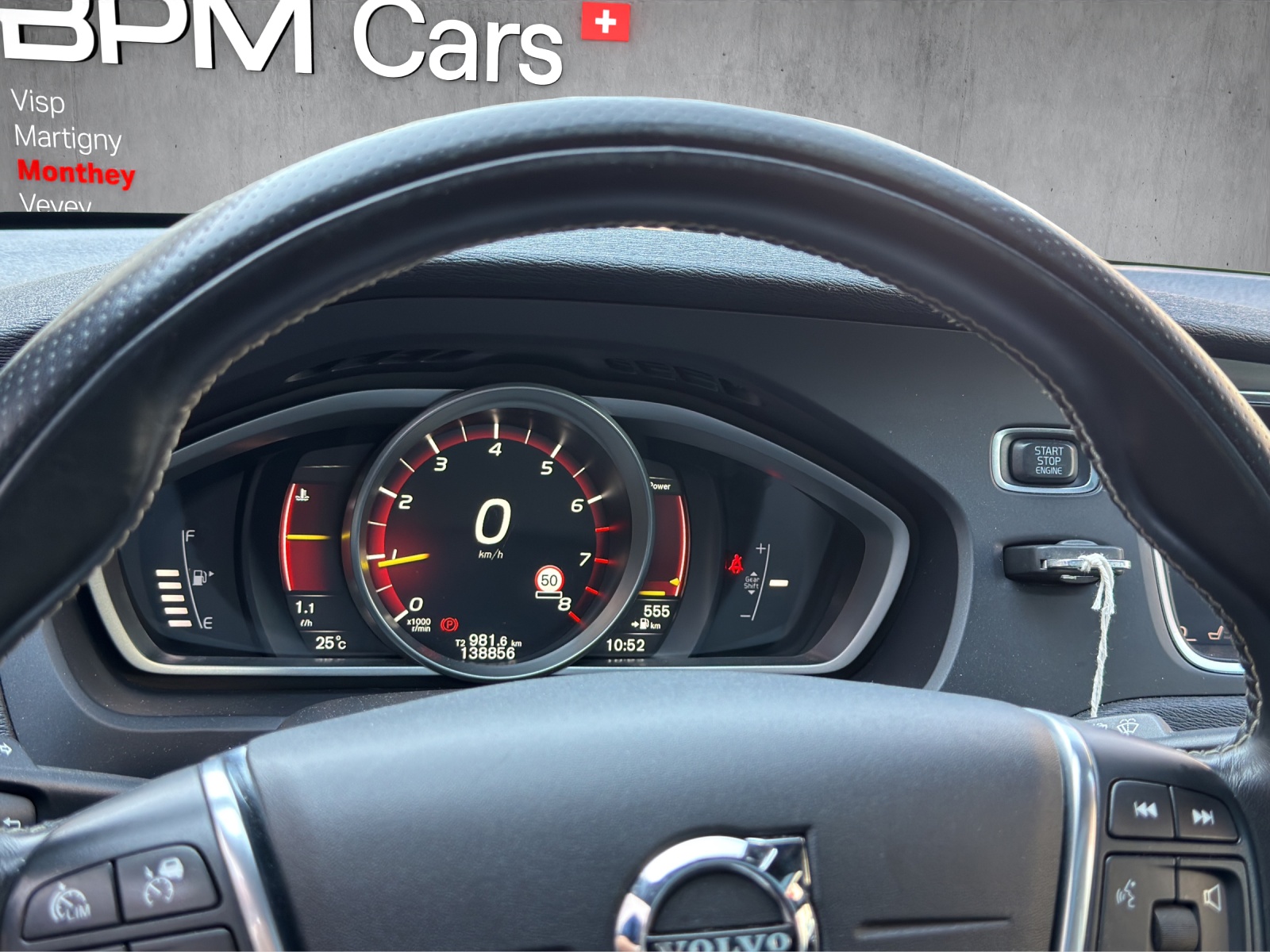 VOLVO V40 T3 Momentum R-Design-image-17