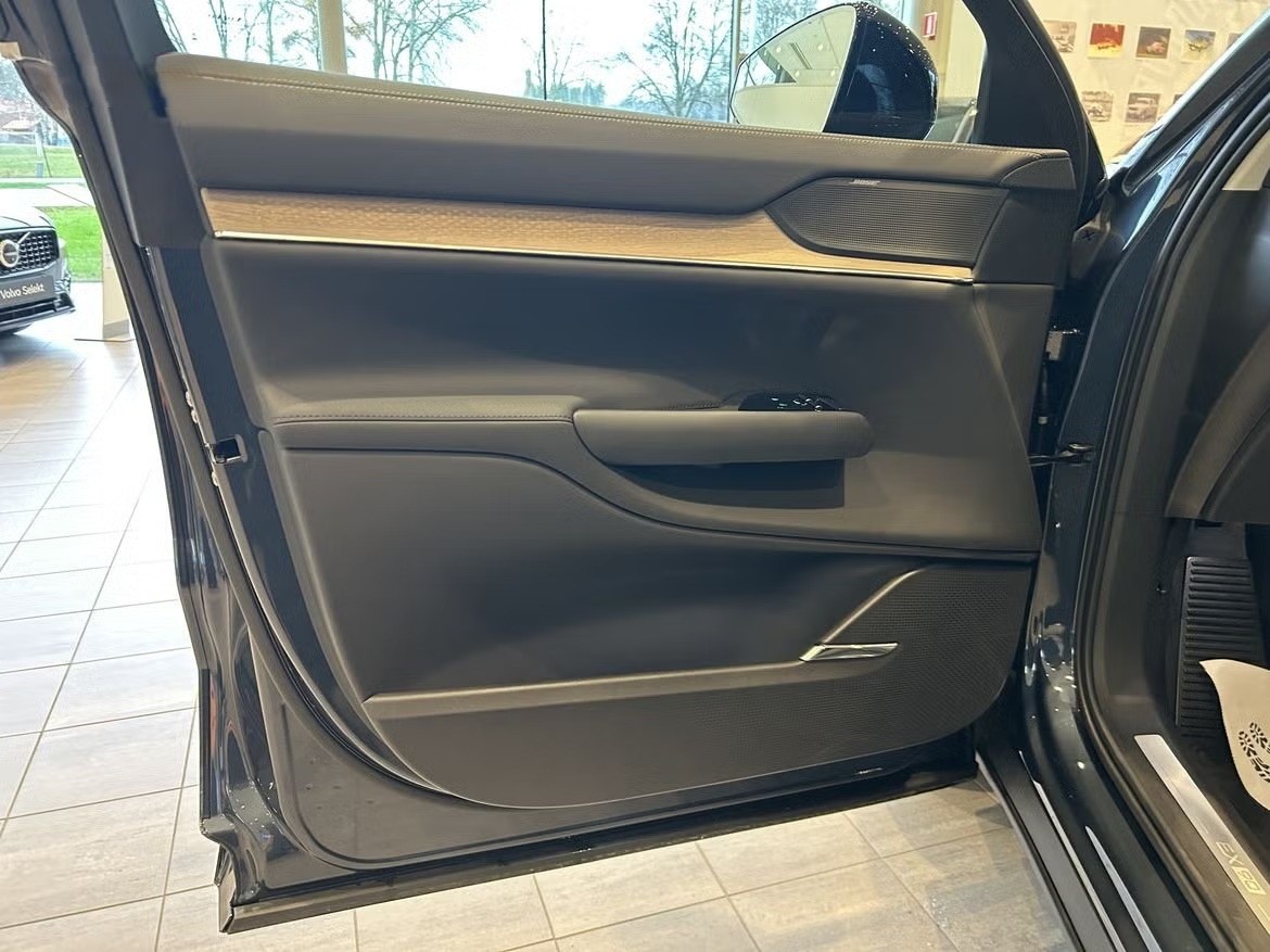 VOLVO EX90 Twin Plus AWD 7 Sitzer-image-8