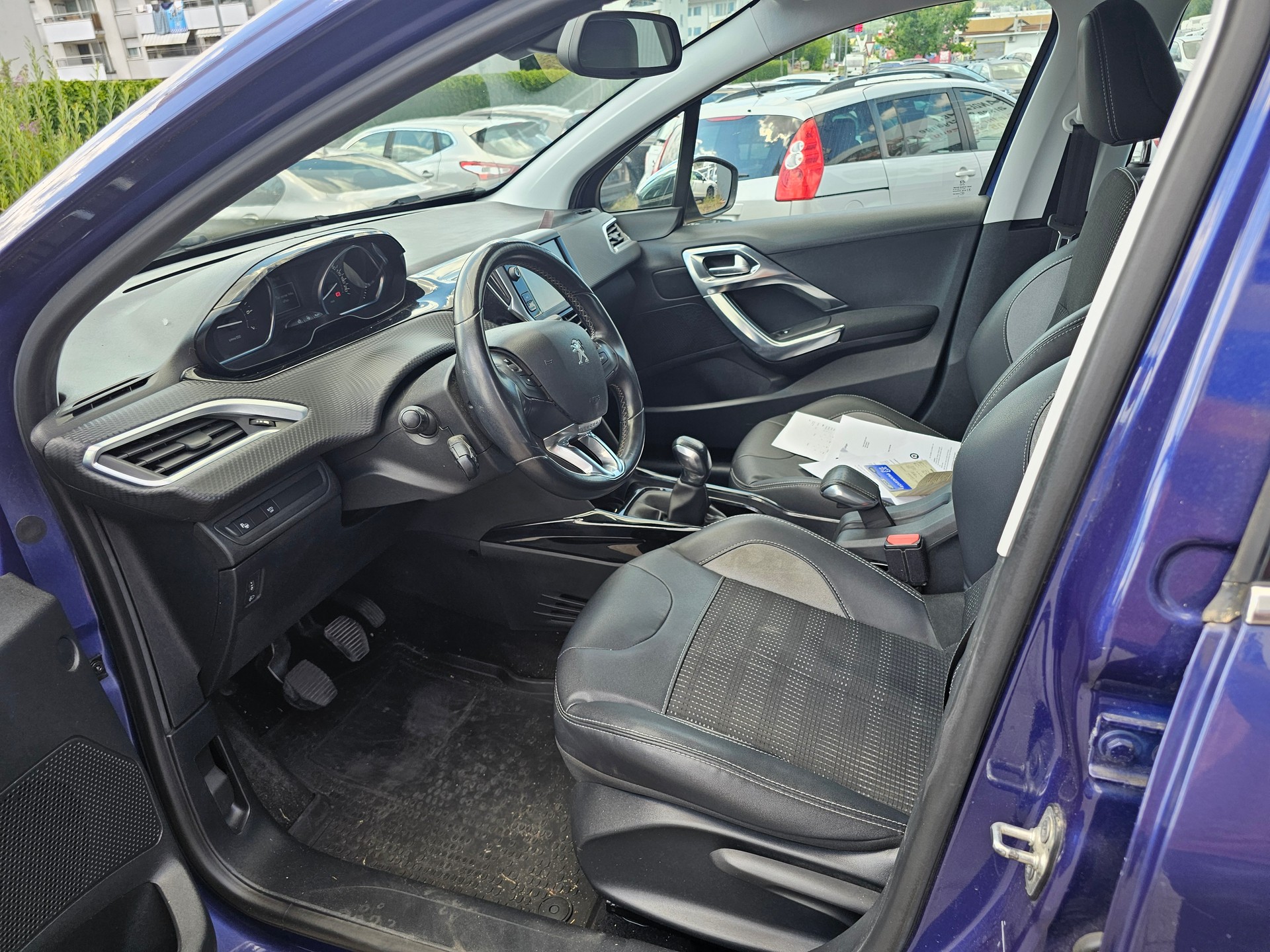 PEUGEOT 2008 1.2 VTI Style-image-9