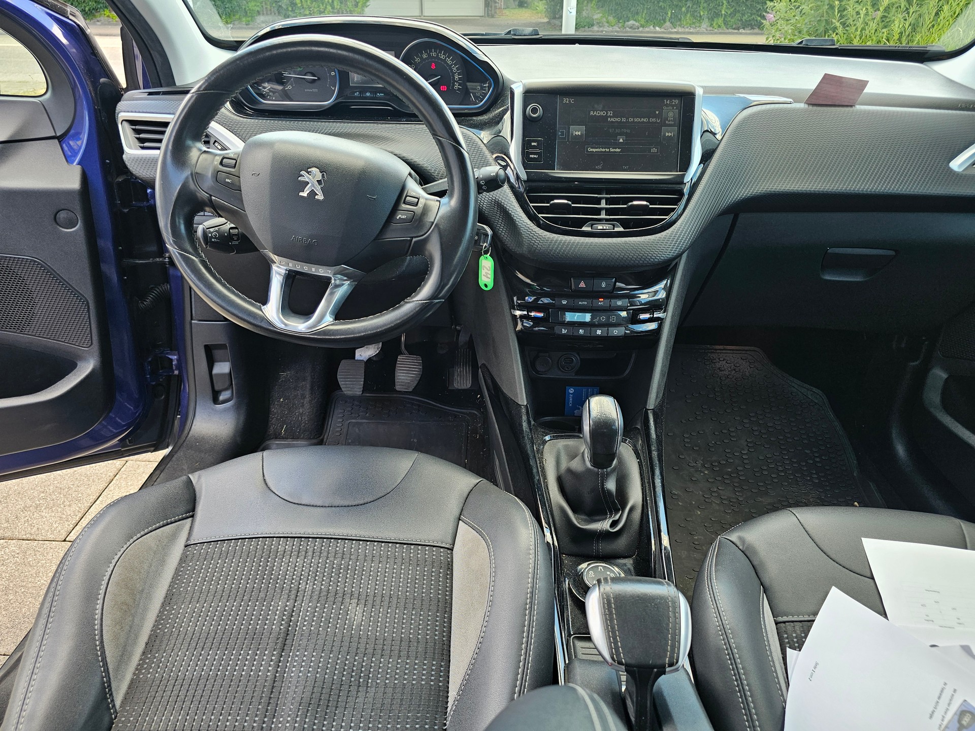 PEUGEOT 2008 1.2 VTI Style-image-11