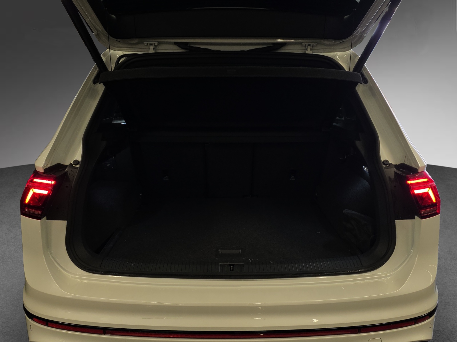 VW Tiguan 2.0TSI R 4Motion DSG-image-9