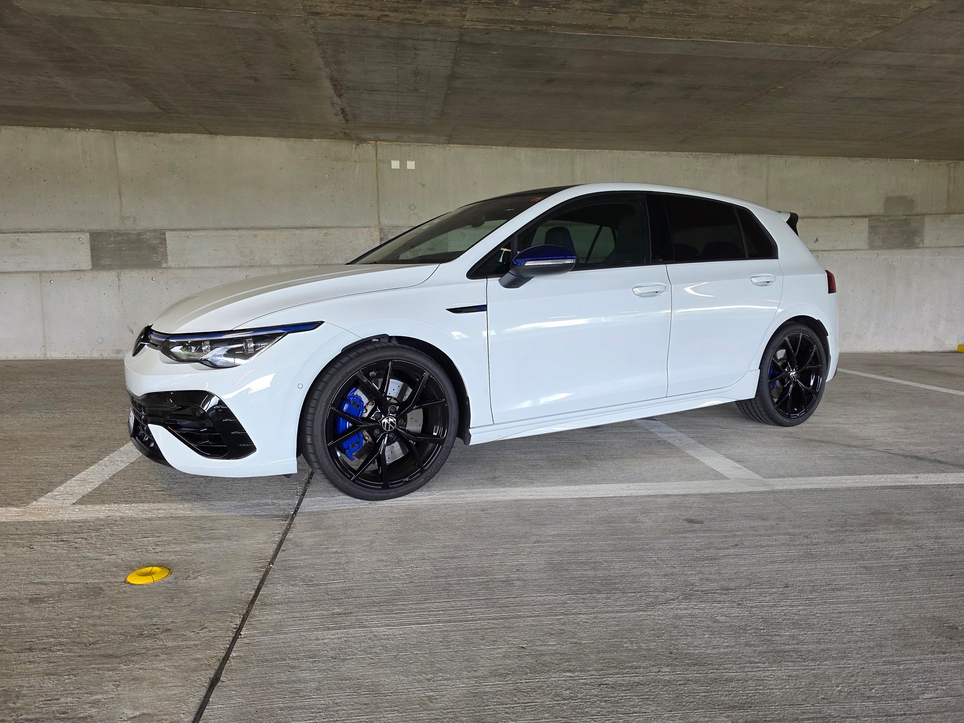VW Golf 8 R "20 Years" | 333 PS | Akrapovič | Pano | Leder2.0 TSI R 20 Years DSG 4motion-image-1