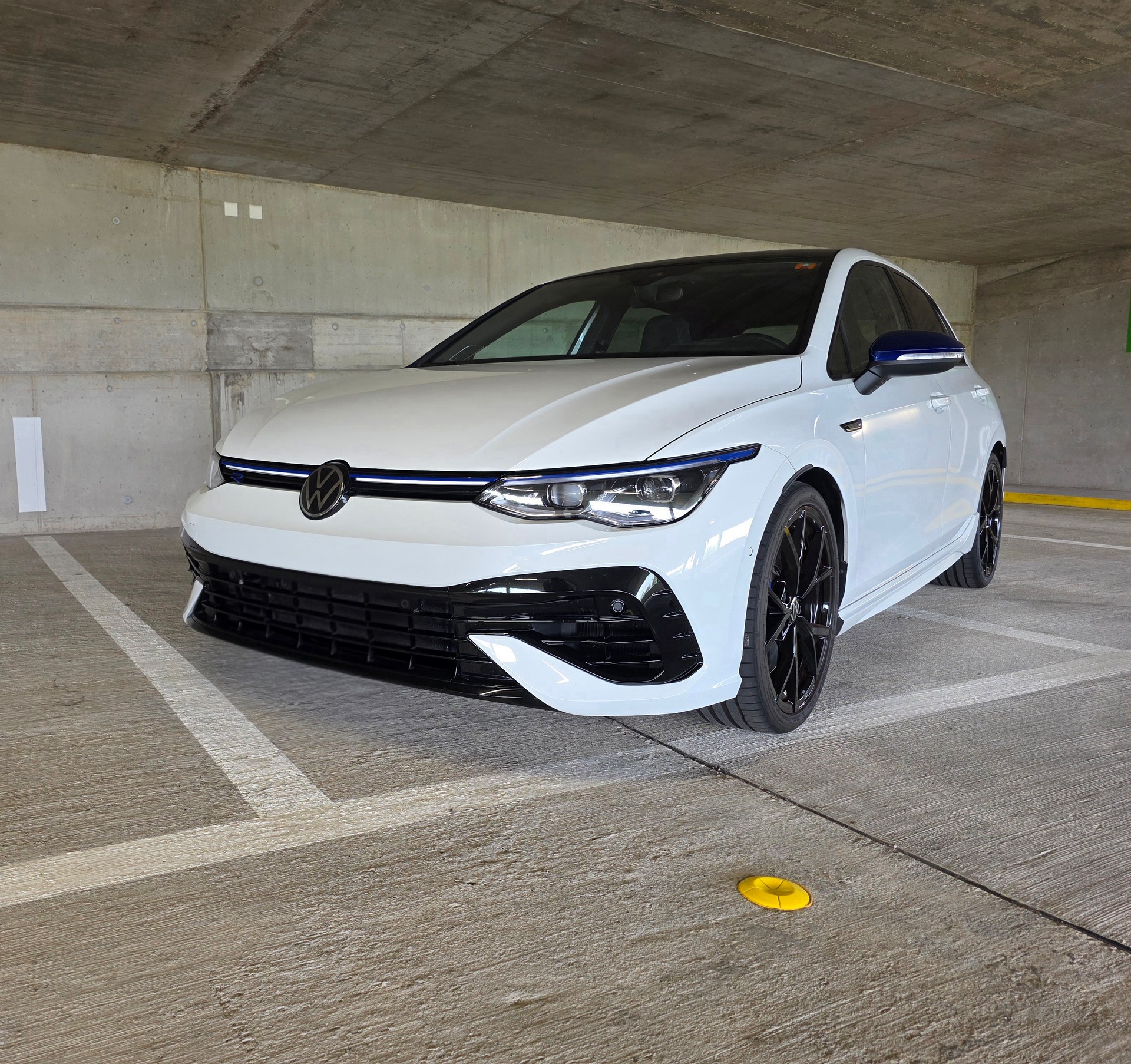 VW Golf 8 R "20 Years" | 333 PS | Akrapovič | Pano | Leder2.0 TSI R 20 Years DSG 4motion-image-0