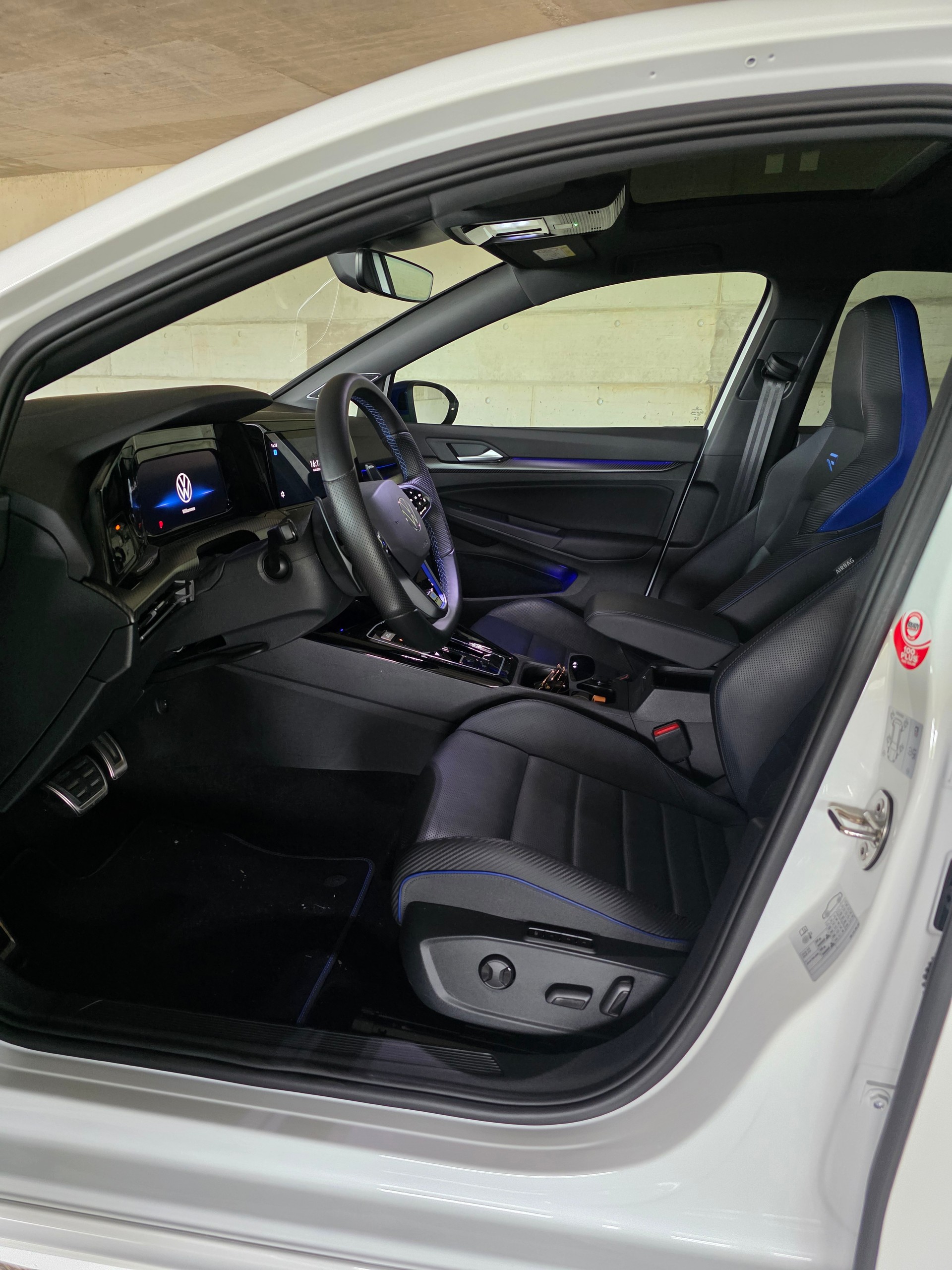 VW Golf 8 R "20 Years" | 333 PS | Akrapovič | Pano | Leder2.0 TSI R 20 Years DSG 4motion-image-3