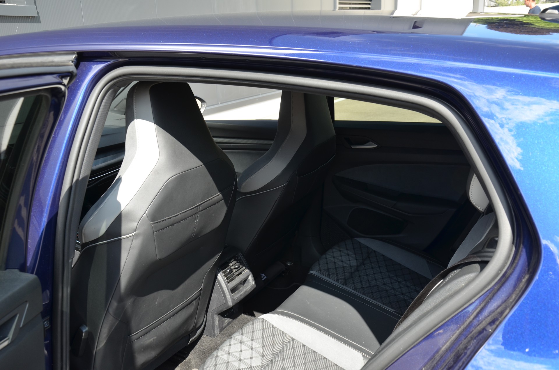 VW Golf 1.5 eTSI mHEV ACT R-Line DSG-image-9