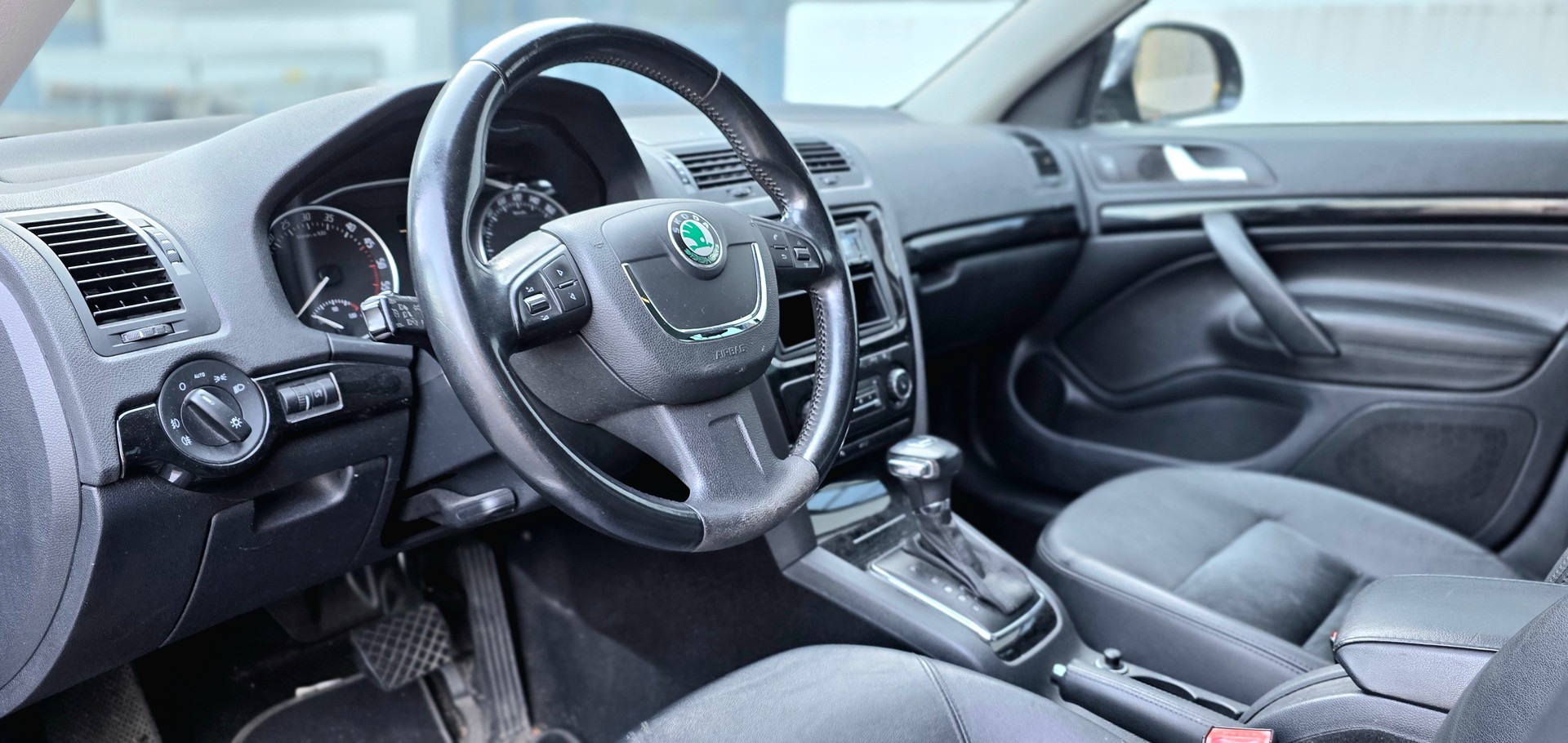 SKODA Octavia Combi 2.0 TDI Laurin & Klement DSG-image-7