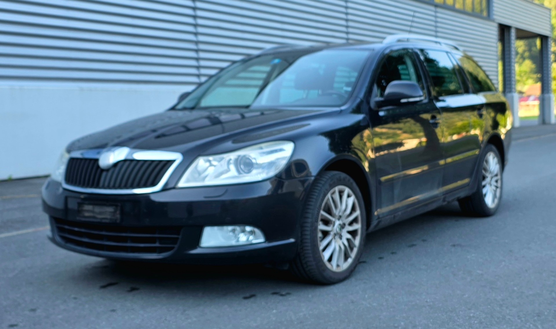 SKODA Octavia Combi 2.0 TDI Laurin & Klement DSG-image-2