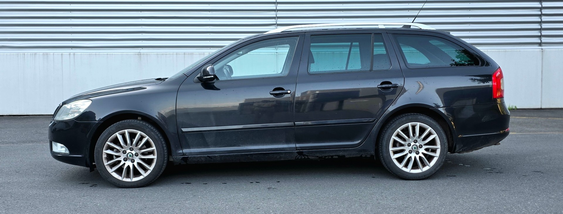SKODA Octavia Combi 2.0 TDI Laurin & Klement DSG-image-3
