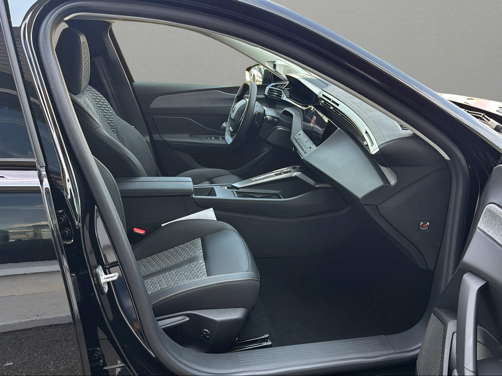 PEUGEOT 408 1.2 HEV 145 Allure-image-14