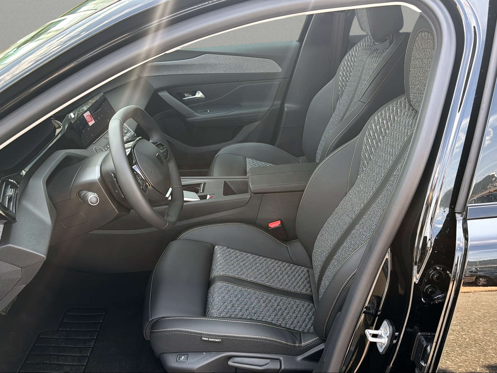 PEUGEOT 408 1.2 HEV 145 Allure-image-3