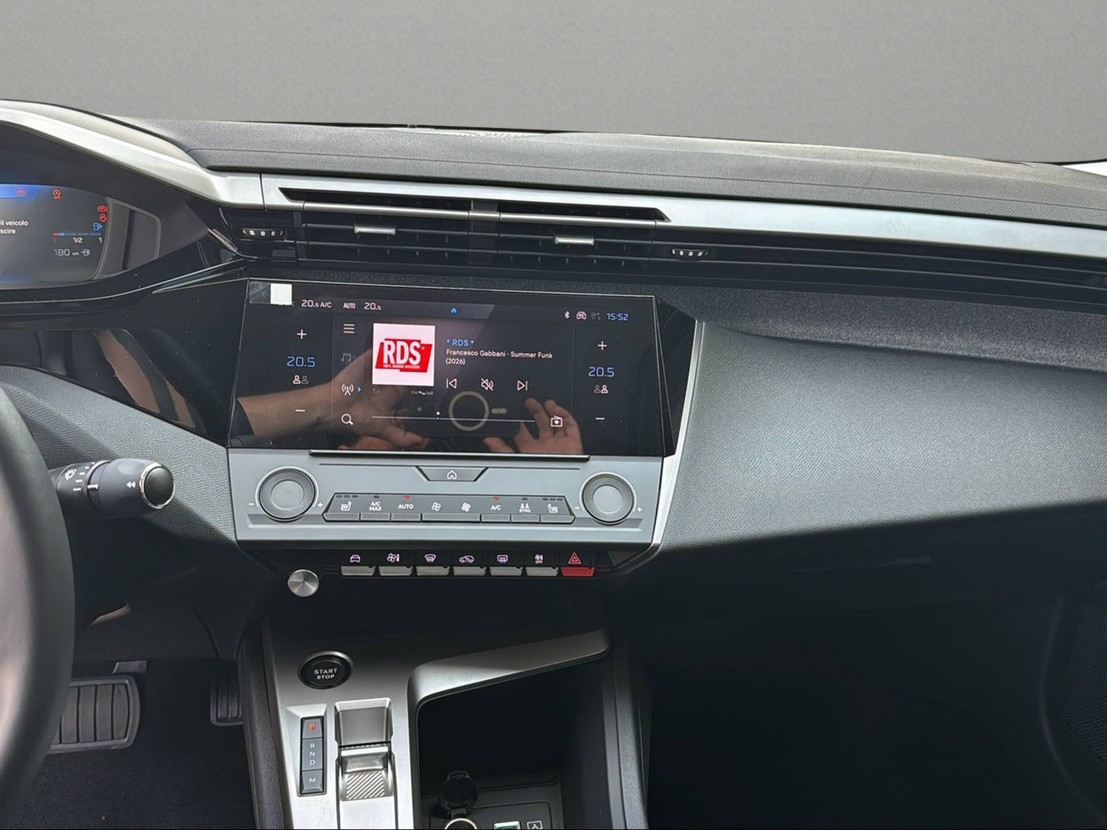 PEUGEOT 408 1.2 HEV 145 Allure-image-6