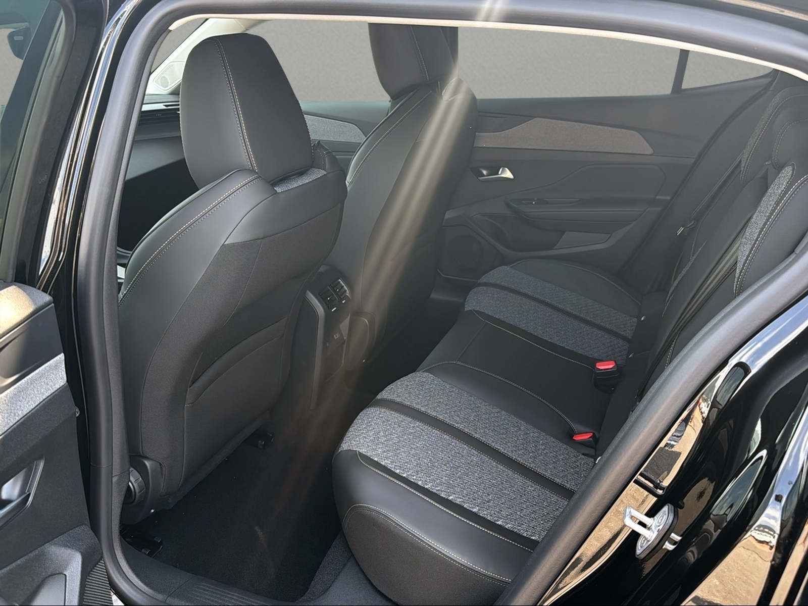 PEUGEOT 408 1.2 HEV 145 Allure-image-7