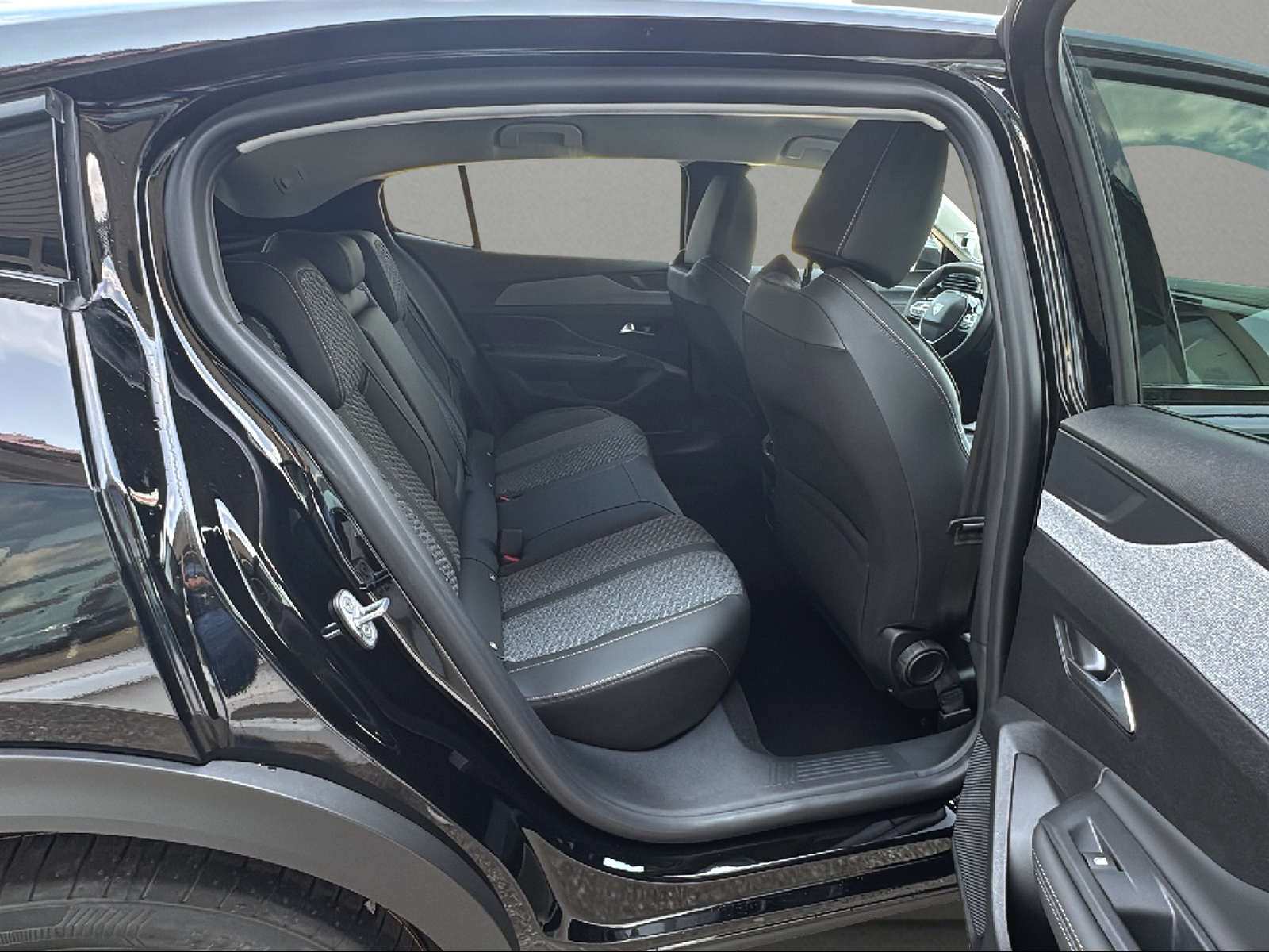 PEUGEOT 408 1.2 HEV 145 Allure-image-13