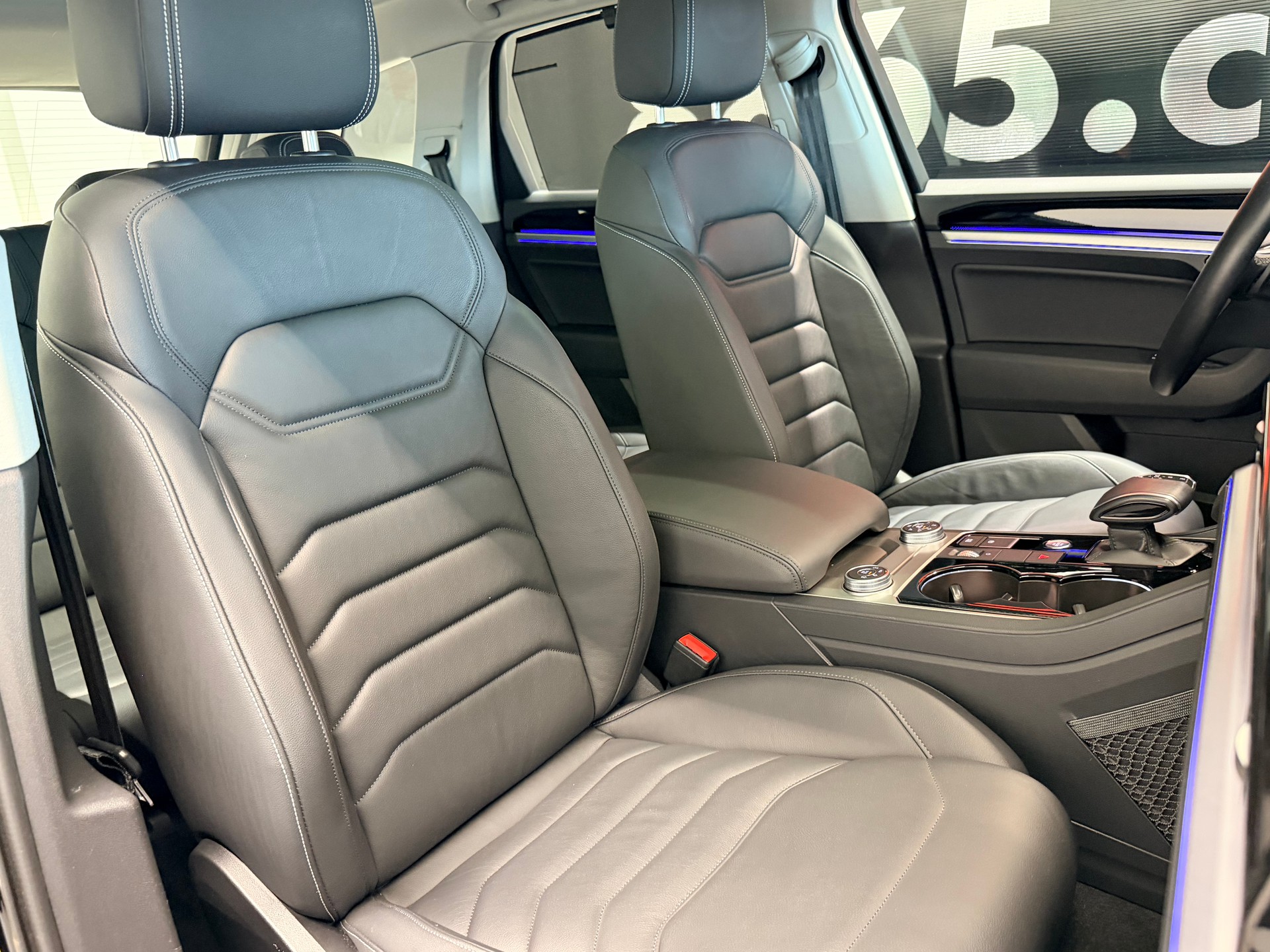 VW Touareg 3.0 TDI Elegance Tiptronic-image-21