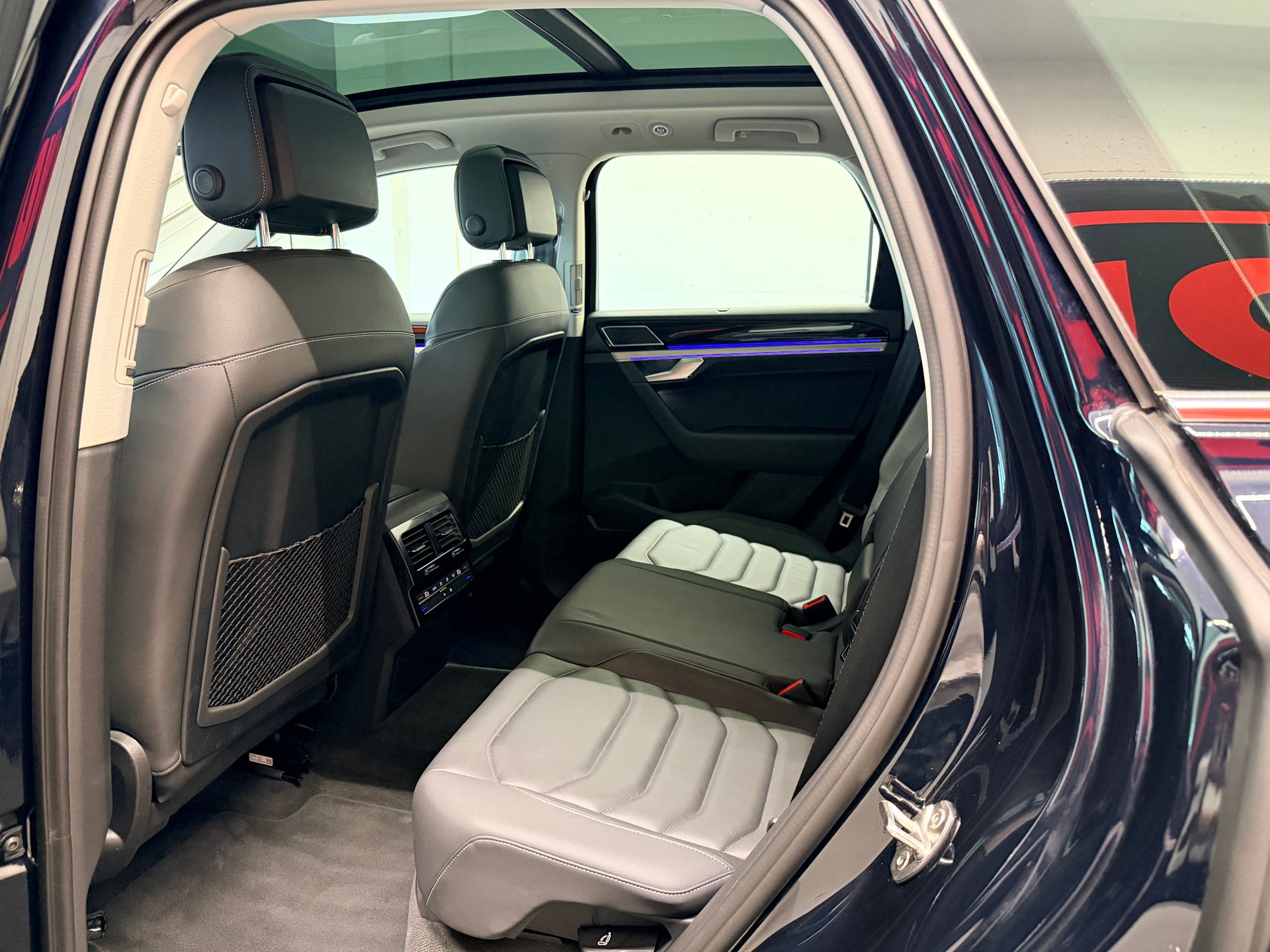 VW Touareg 3.0 TDI Elegance Tiptronic-image-13