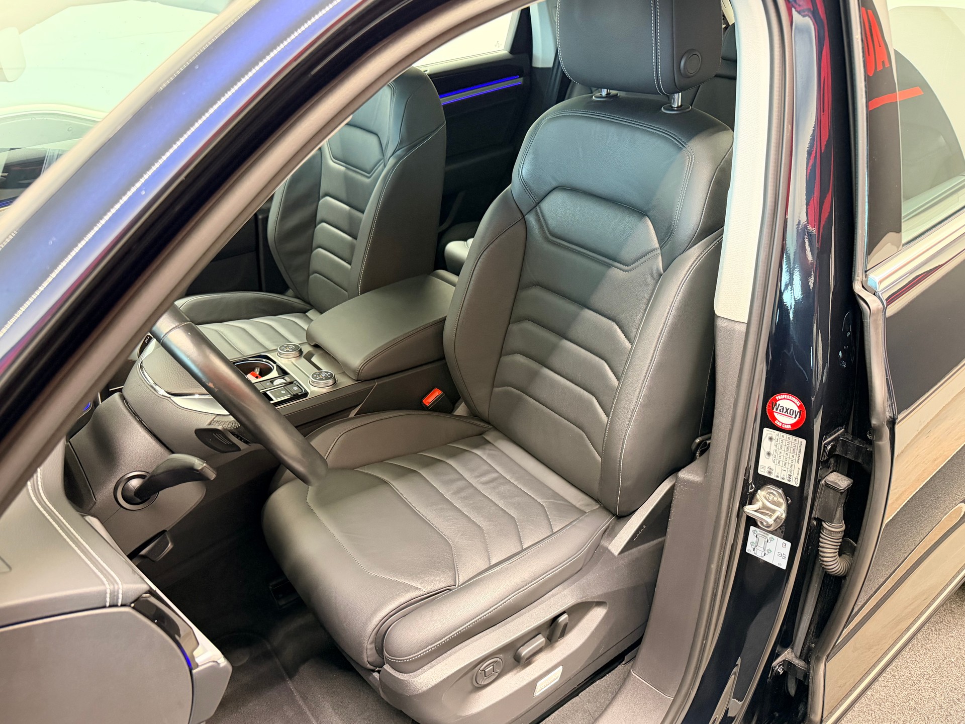 VW Touareg 3.0 TDI Elegance Tiptronic-image-12