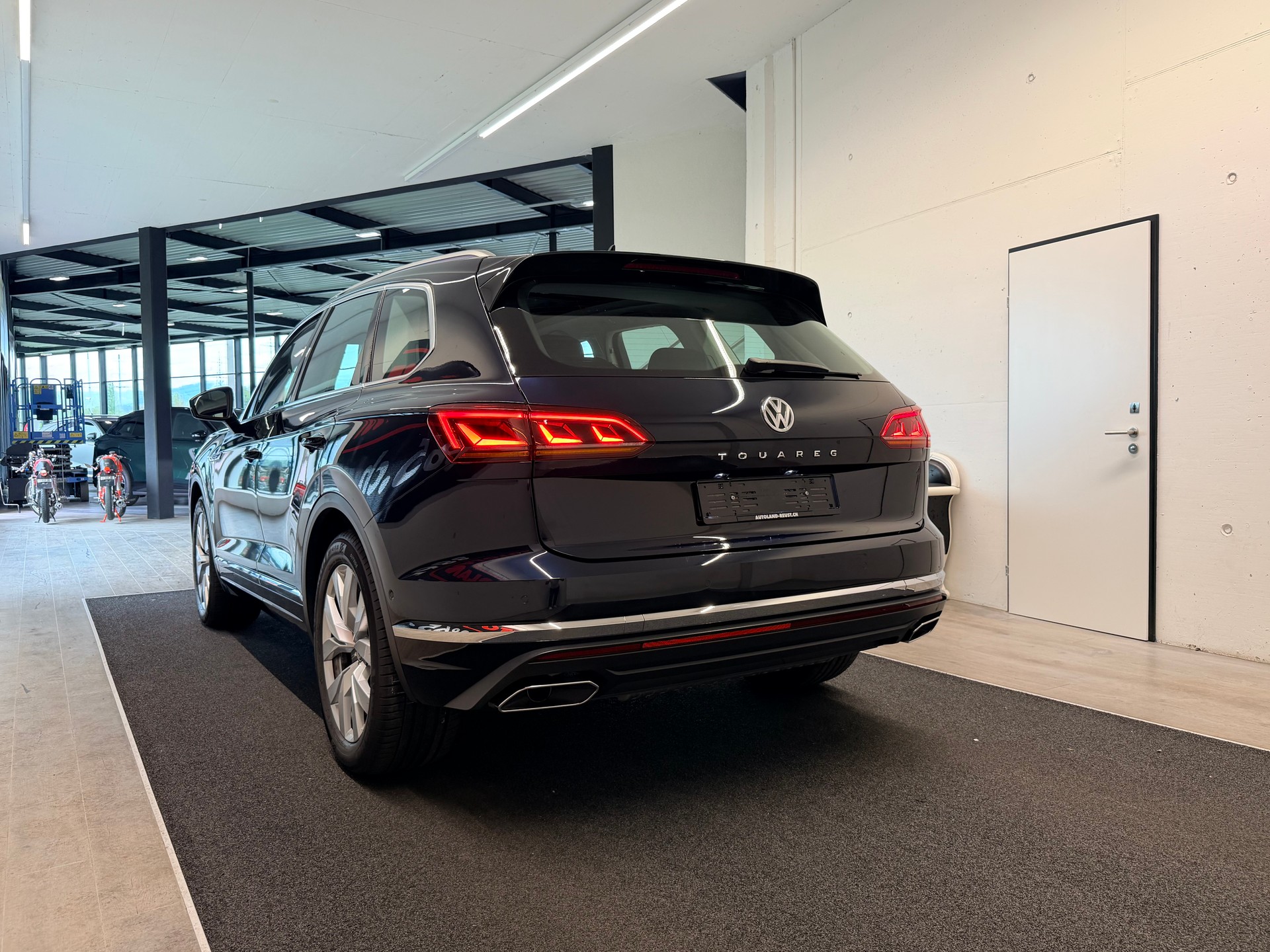 VW Touareg 3.0 TDI Elegance Tiptronic-image-5