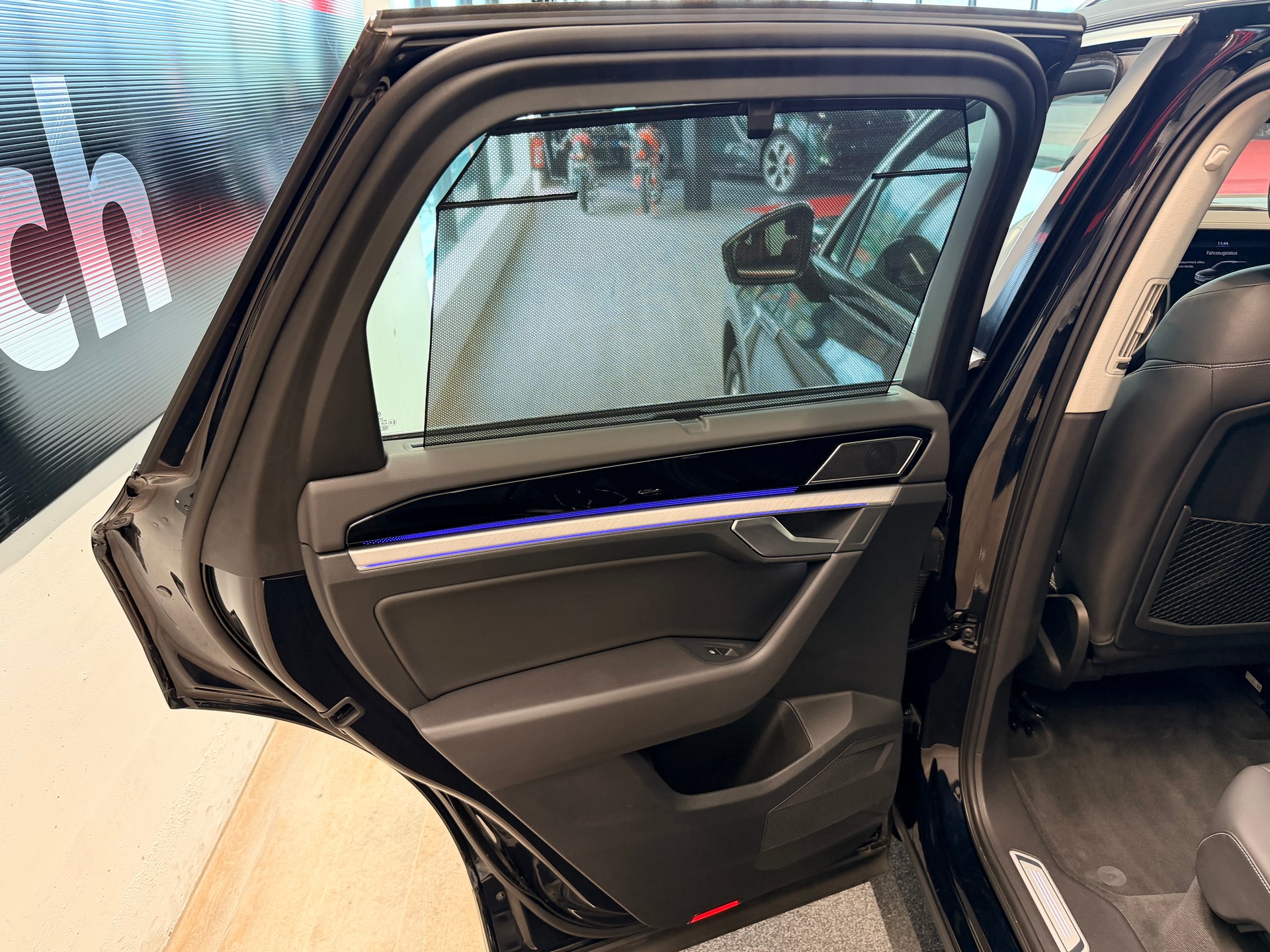 VW Touareg 3.0 TDI Elegance Tiptronic-image-15