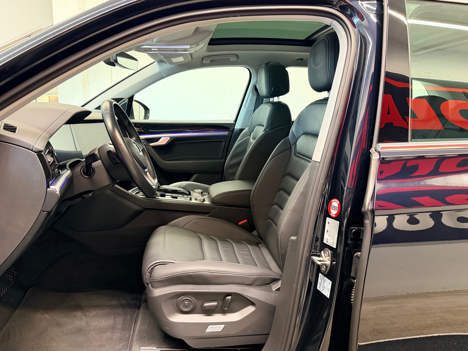 VW Touareg 3.0 TDI Elegance Tiptronic-image-11
