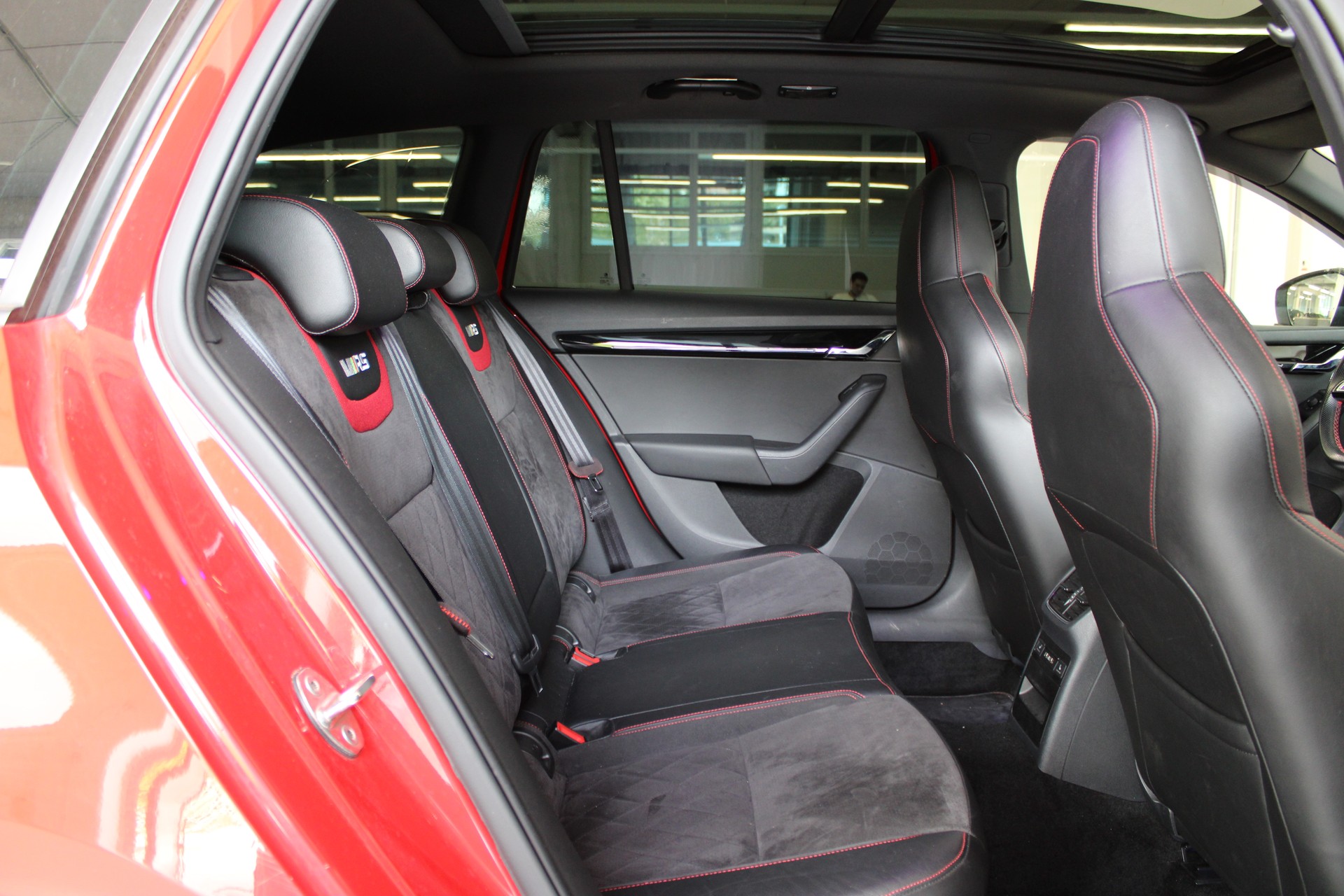 SKODA Octavia Combi 2.0 TSI RS 245 DSG-image-22