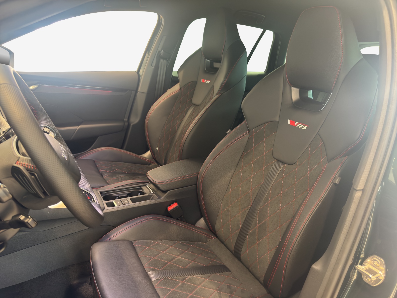 SKODA Octavia Combi 2.0 TSI DSG RS 30 Years Edition-image-6