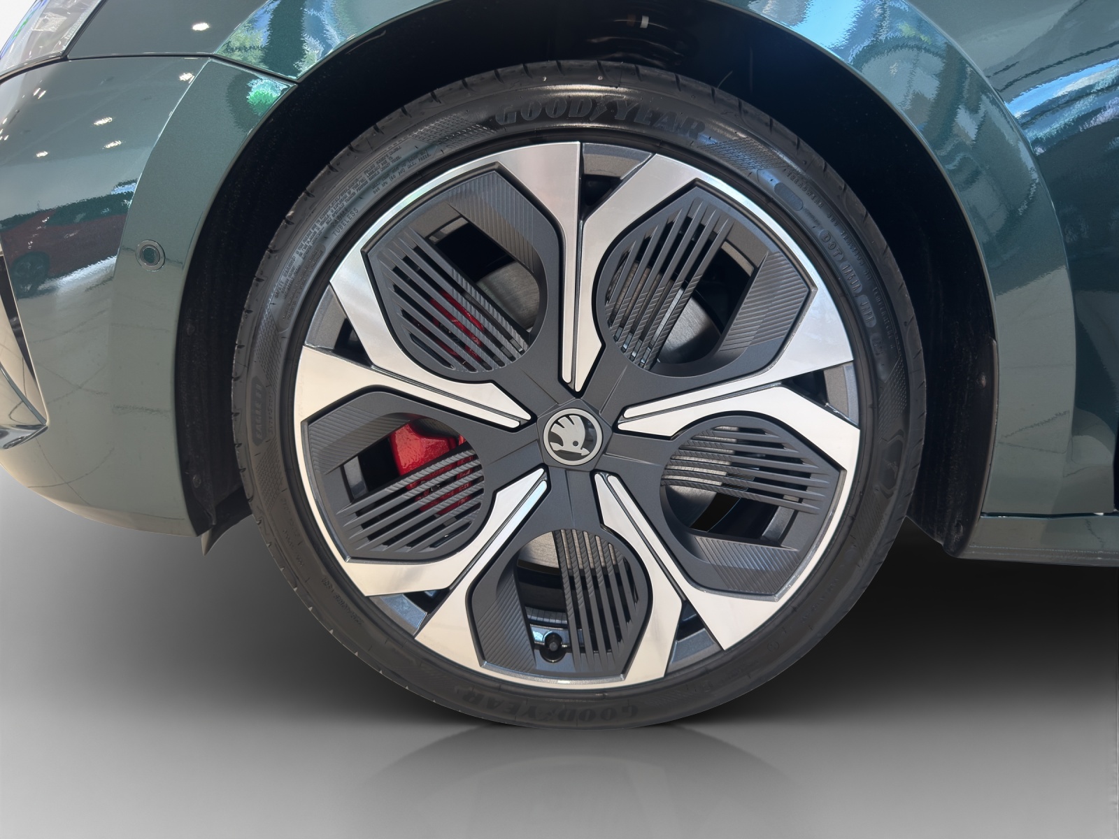 SKODA Octavia Combi 2.0 TSI DSG RS 30 Years Edition-image-12