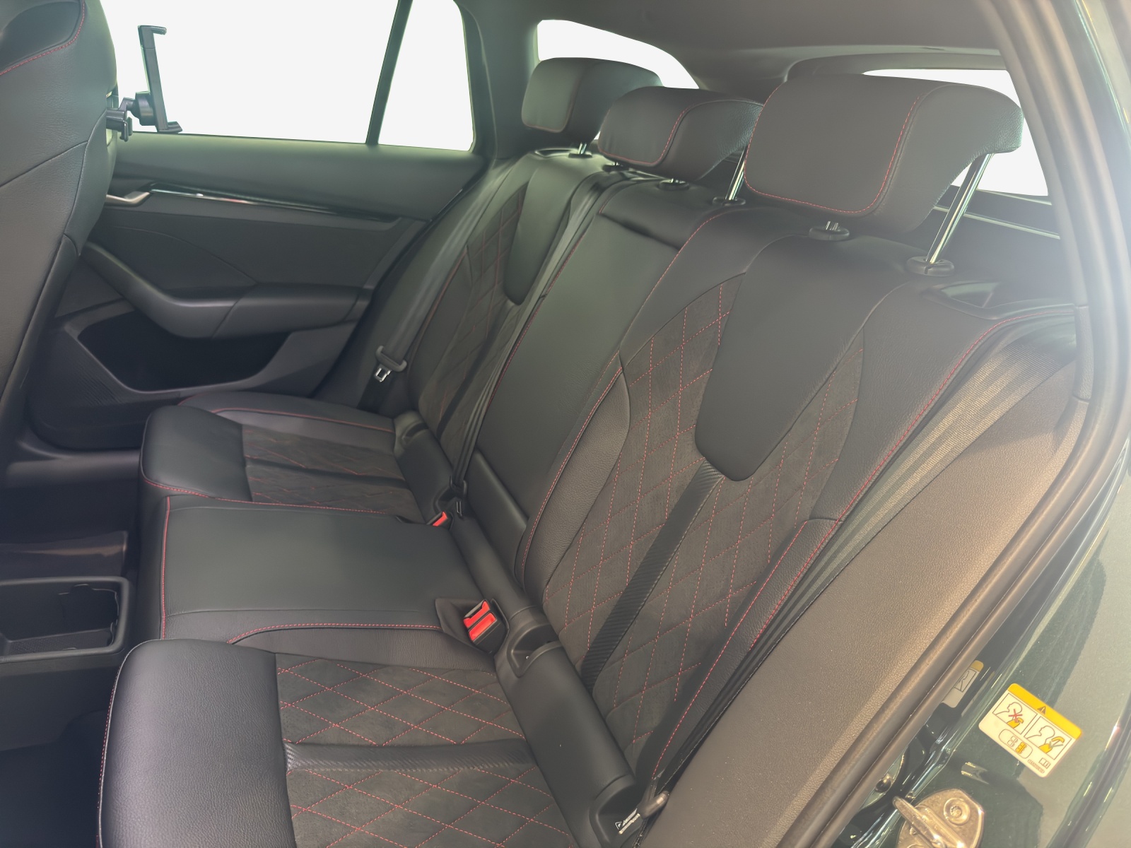 SKODA Octavia Combi 2.0 TSI DSG RS 30 Years Edition-image-10