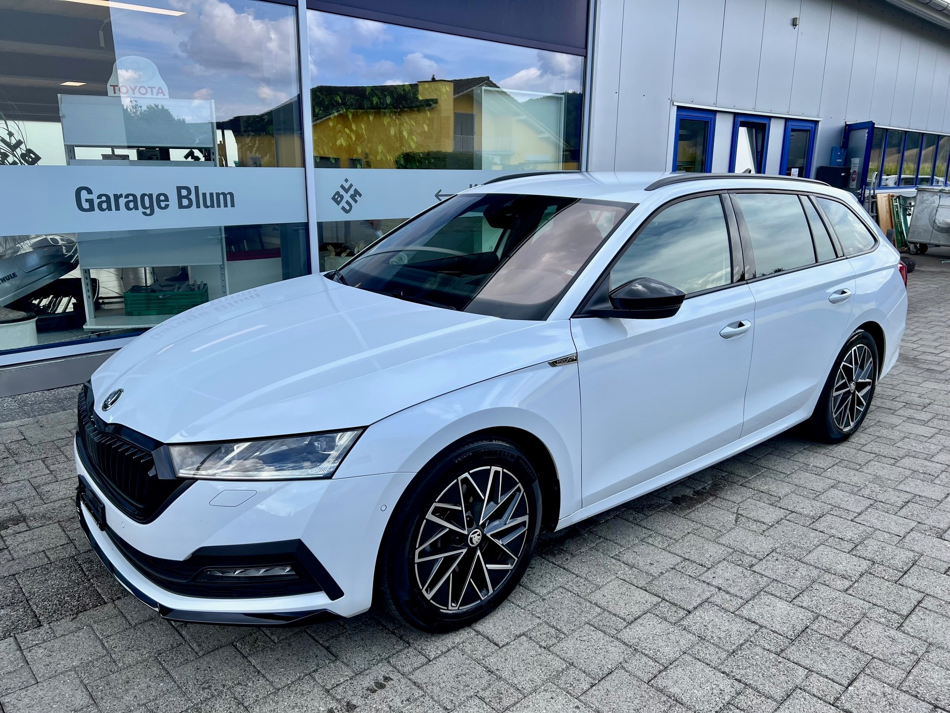 SKODA Octavia Combi 2.0 TDI DSG SportLine 4x4-image-2