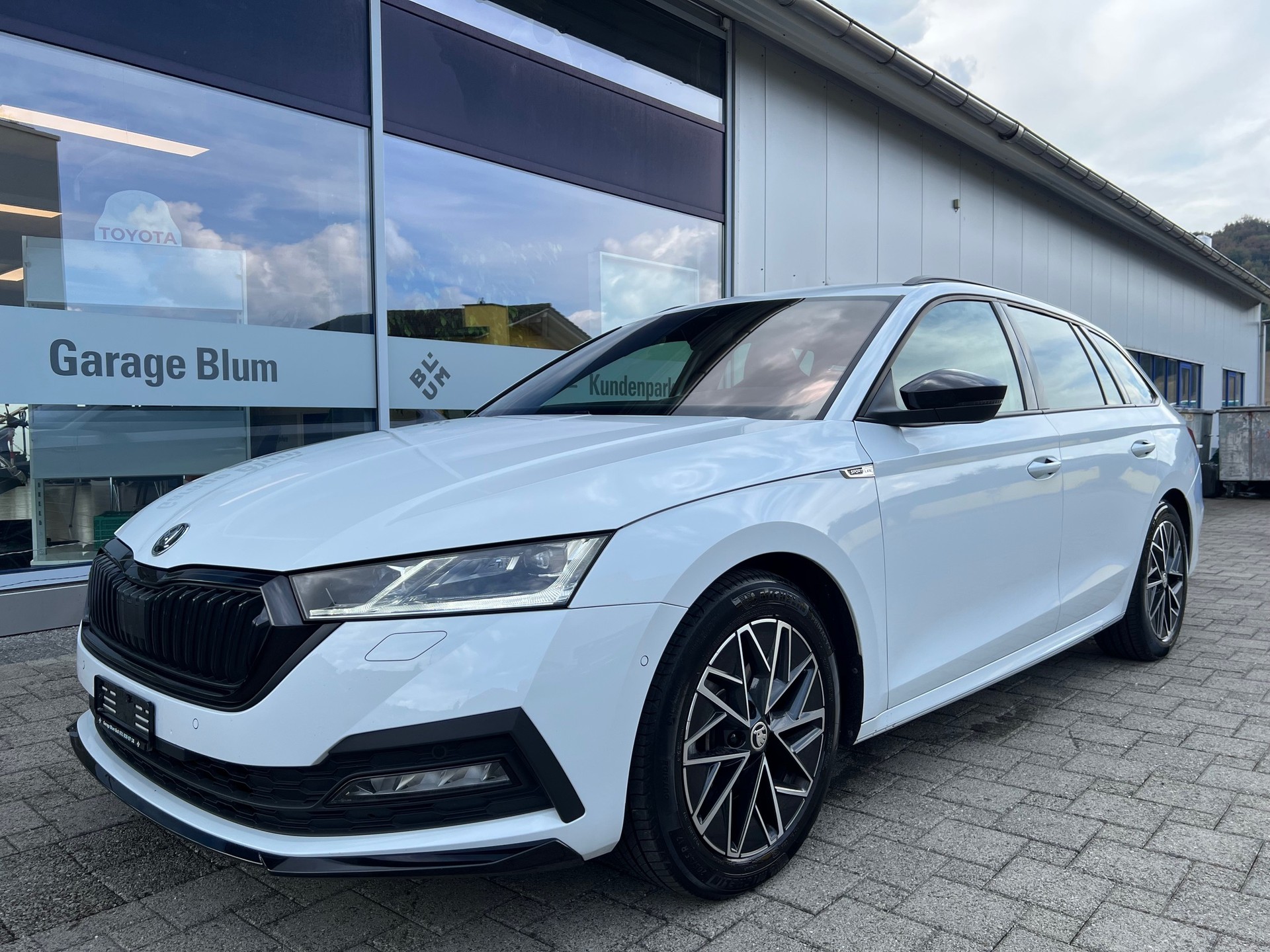 SKODA Octavia Combi 2.0 TDI DSG SportLine 4x4-image-1