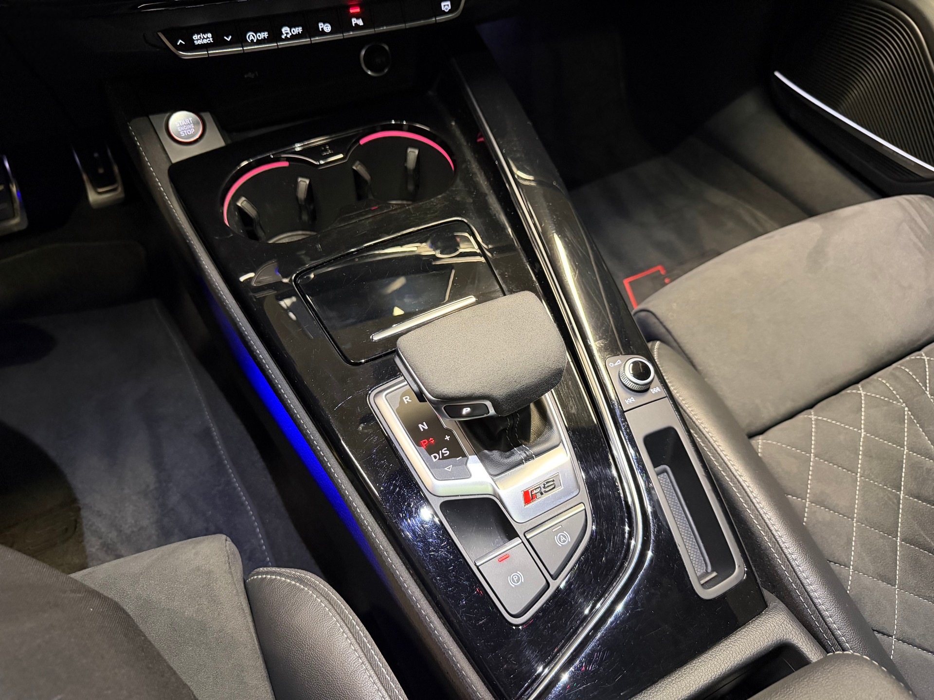 AUDI RS4 Avant quattro tiptronic-image-13