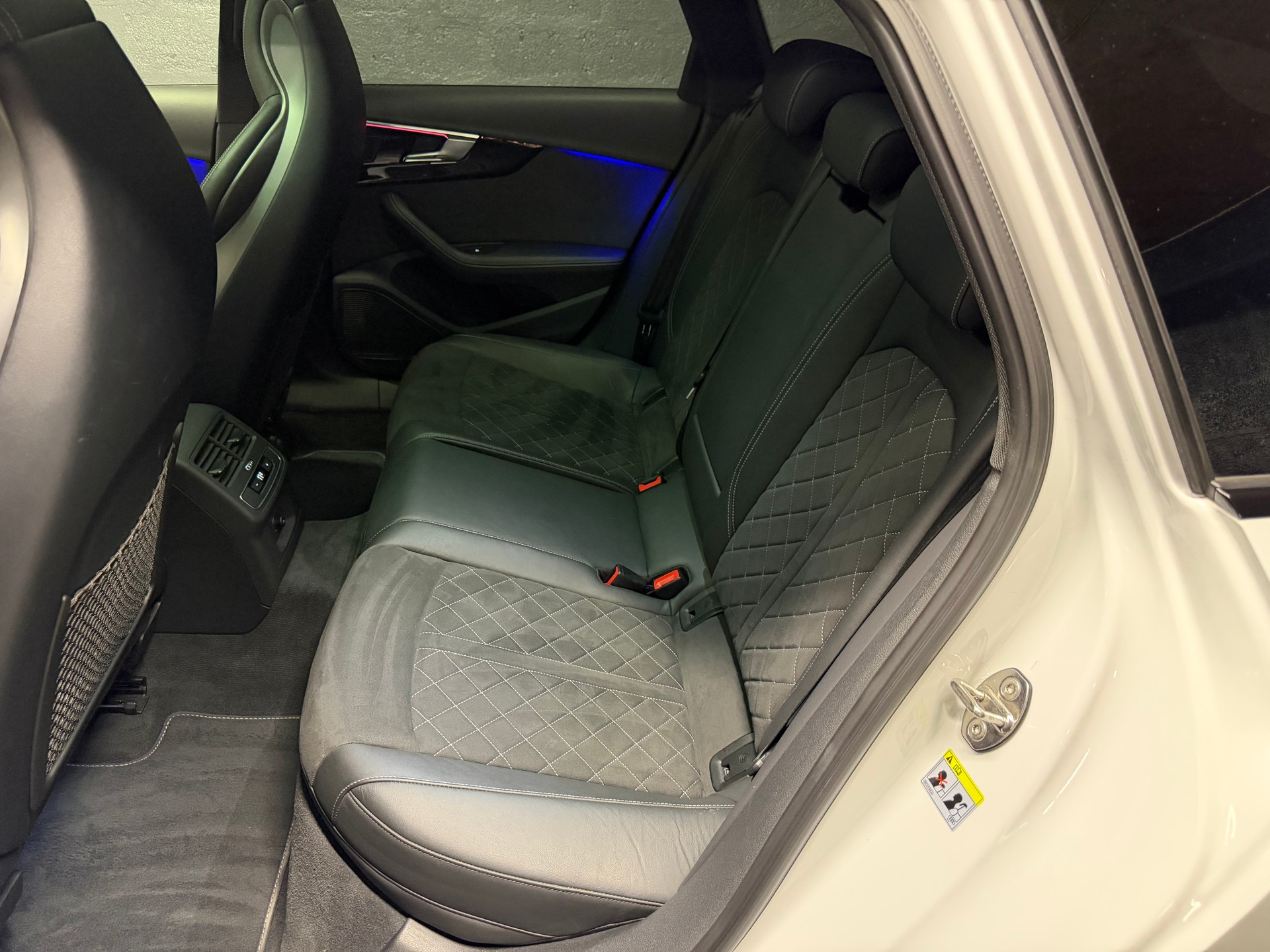 AUDI RS4 Avant quattro tiptronic-image-8