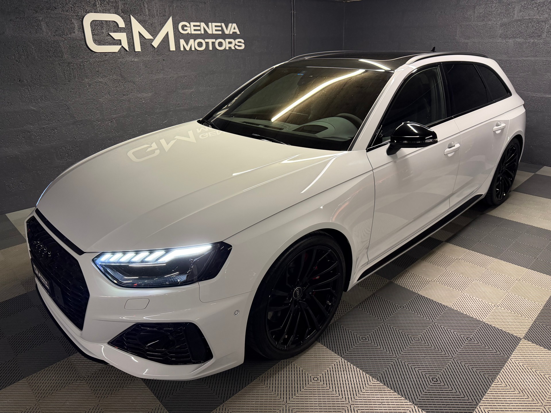 AUDI RS4 Avant quattro tiptronic-image-0