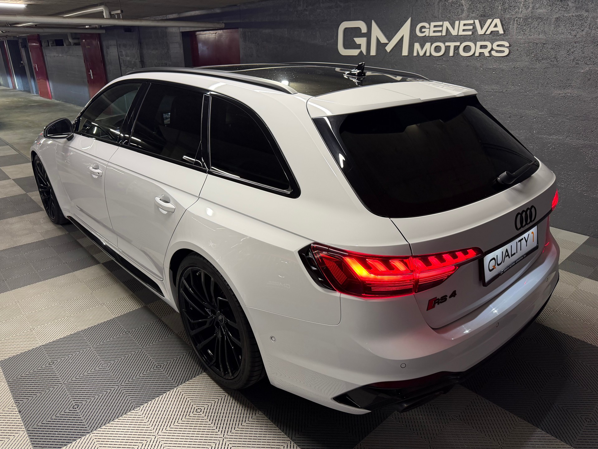 AUDI RS4 Avant quattro tiptronic-image-5