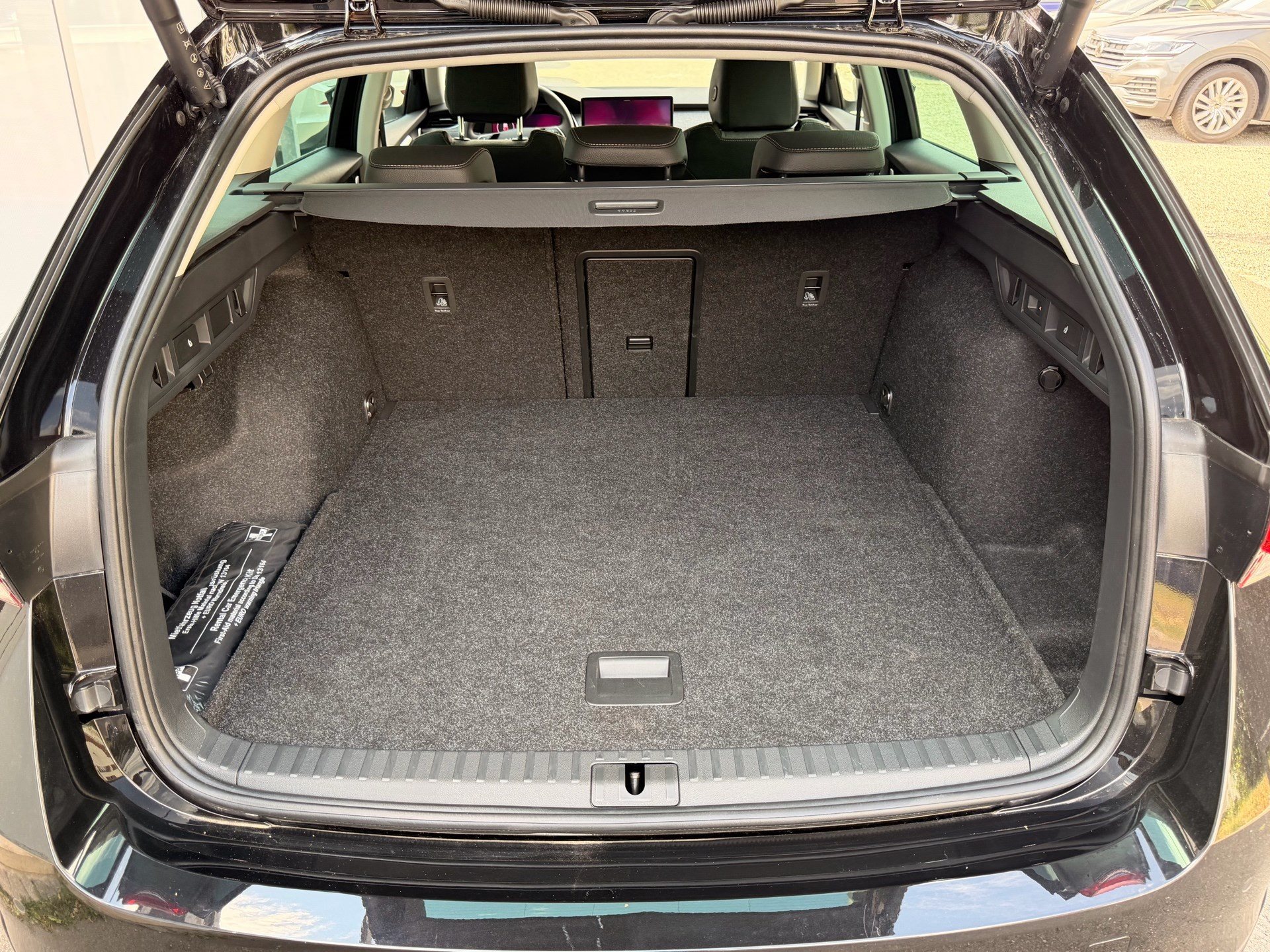 SKODA Octavia Combi 1.5 TSI mHEV 150PS Selection *** ANHÄNGERKUPPLUNG SCHWENKBAR ***-image-29