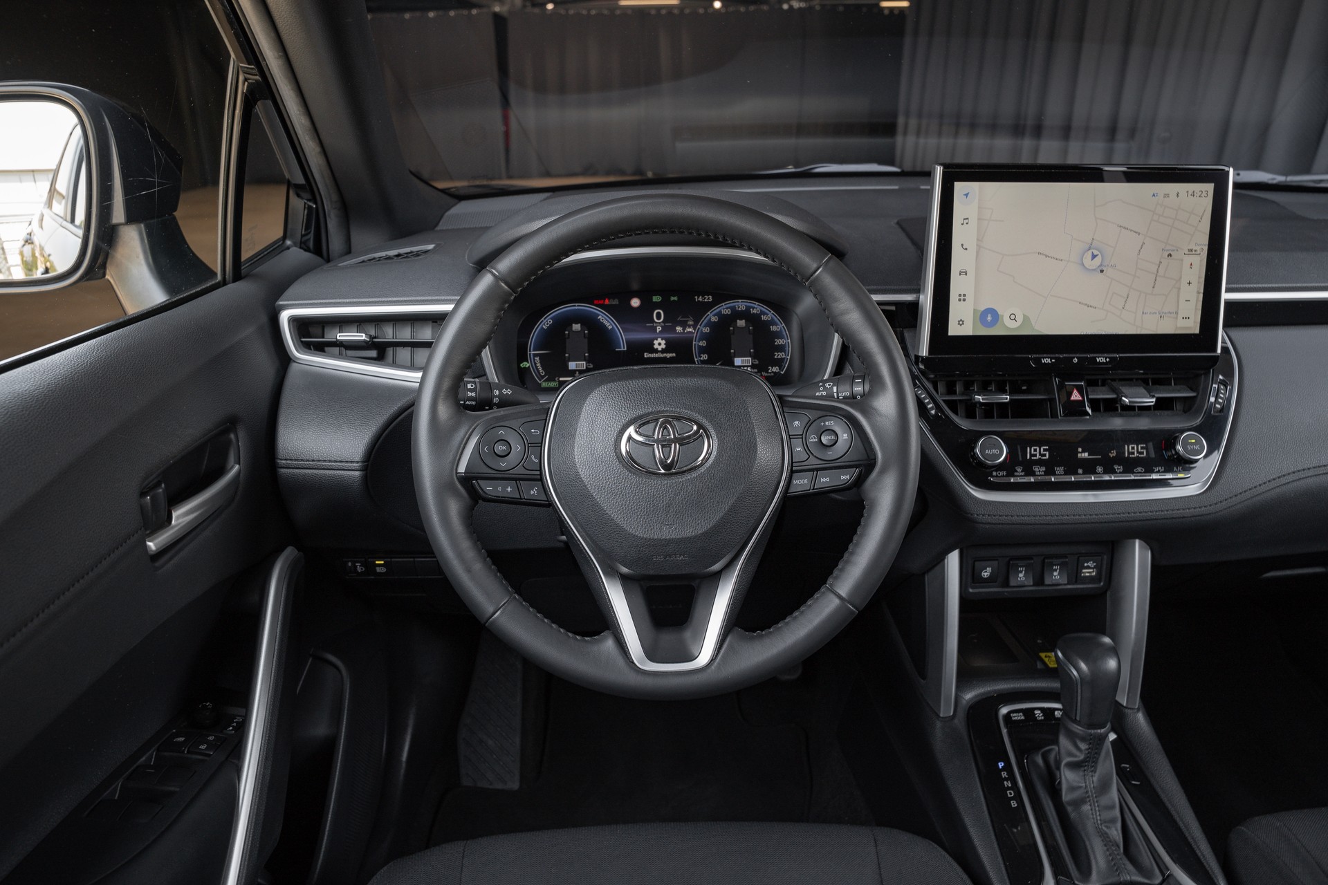 TOYOTA Corolla Cross 2.0 4WD e-CVT-image-15