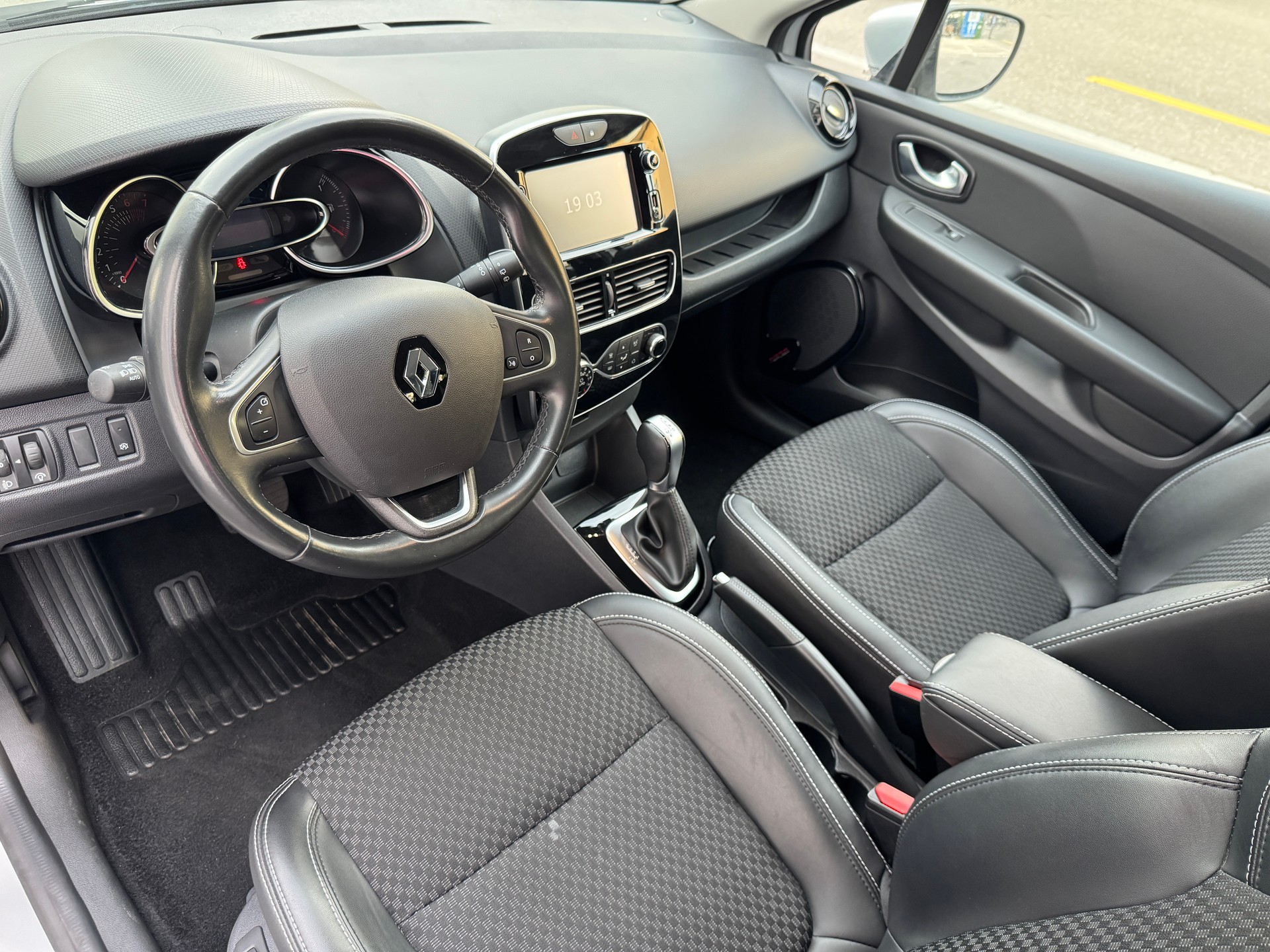 RENAULT Clio 1.2 16V T Intens EDC-image-9