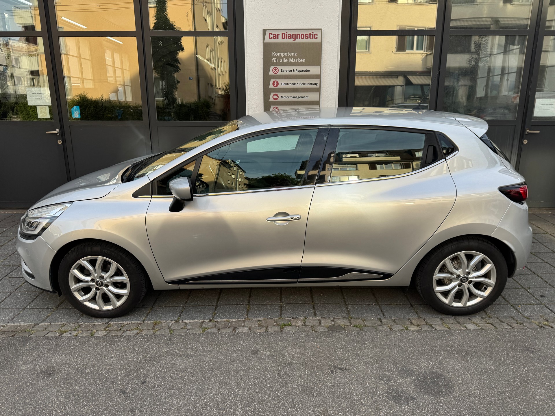 RENAULT Clio 1.2 16V T Intens EDC-showroom-element-3