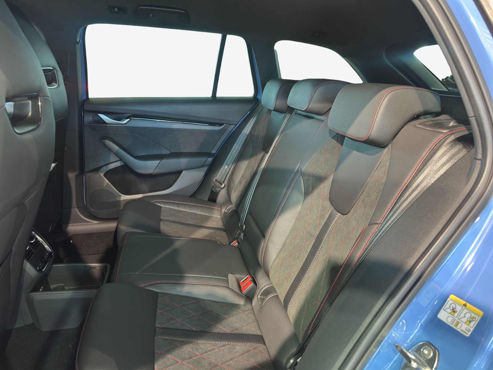 SKODA Octavia Combi 2.0 TSI DSG RS 30 Years Edition-image-8