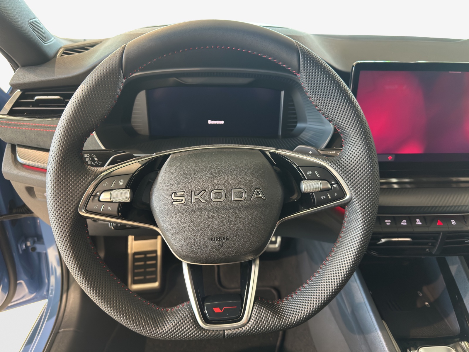 SKODA Octavia Combi 2.0 TSI DSG RS 30 Years Edition-image-11