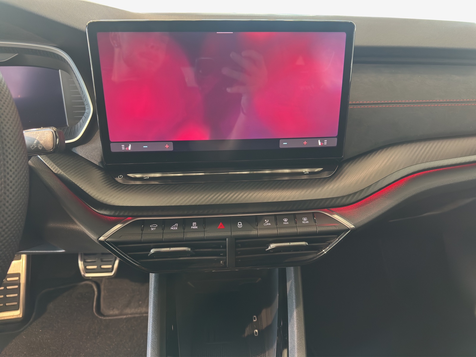 SKODA Octavia Combi 2.0 TSI DSG RS 30 Years Edition-image-10