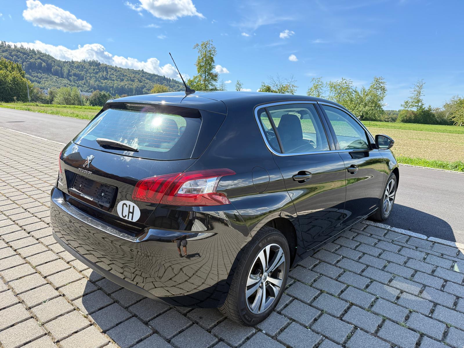 PEUGEOT 308 1.2 THP Style Automatic-image-3