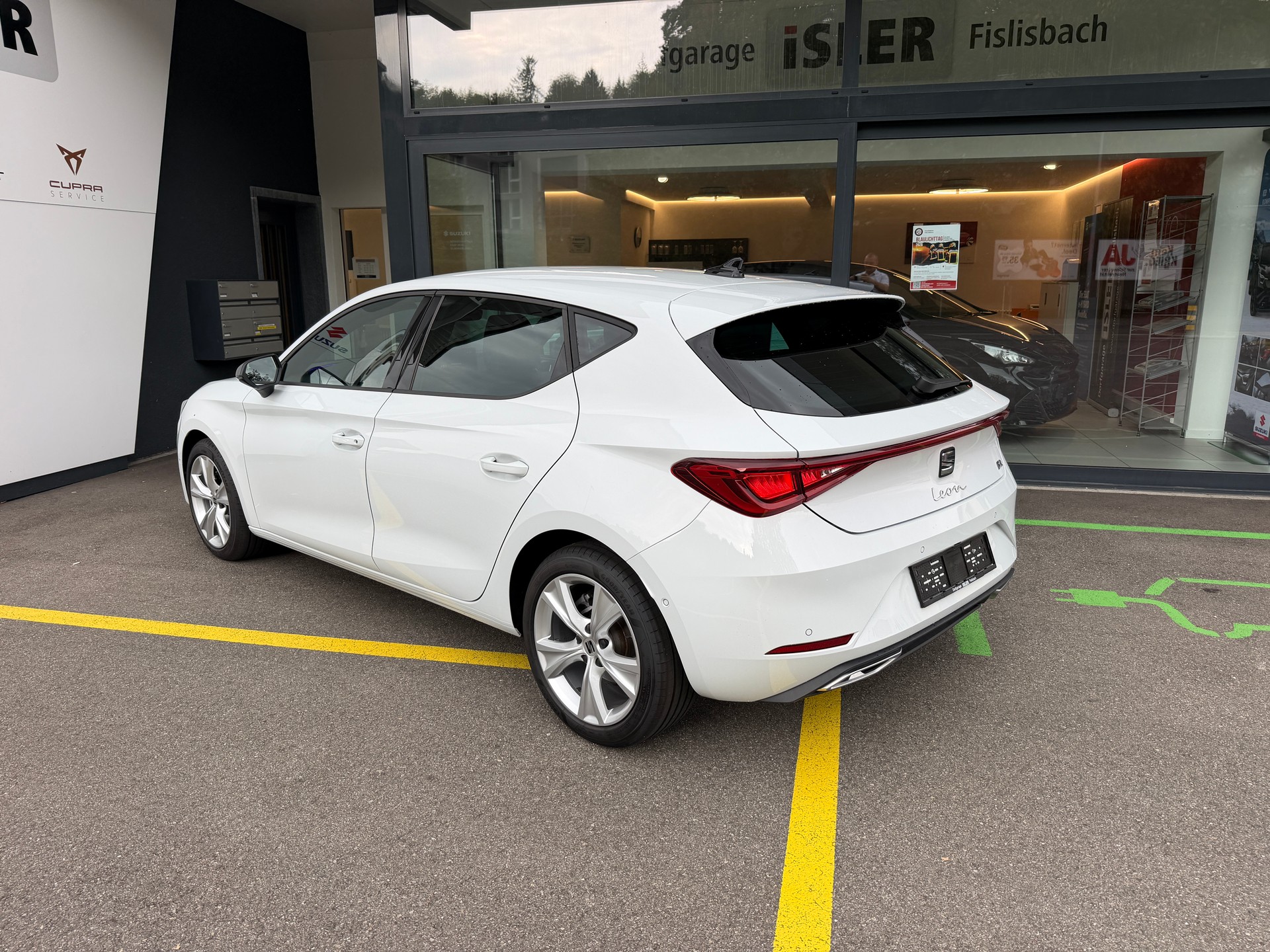 SEAT Leon 1.5 eTSI mHEV DSG FR-image-3
