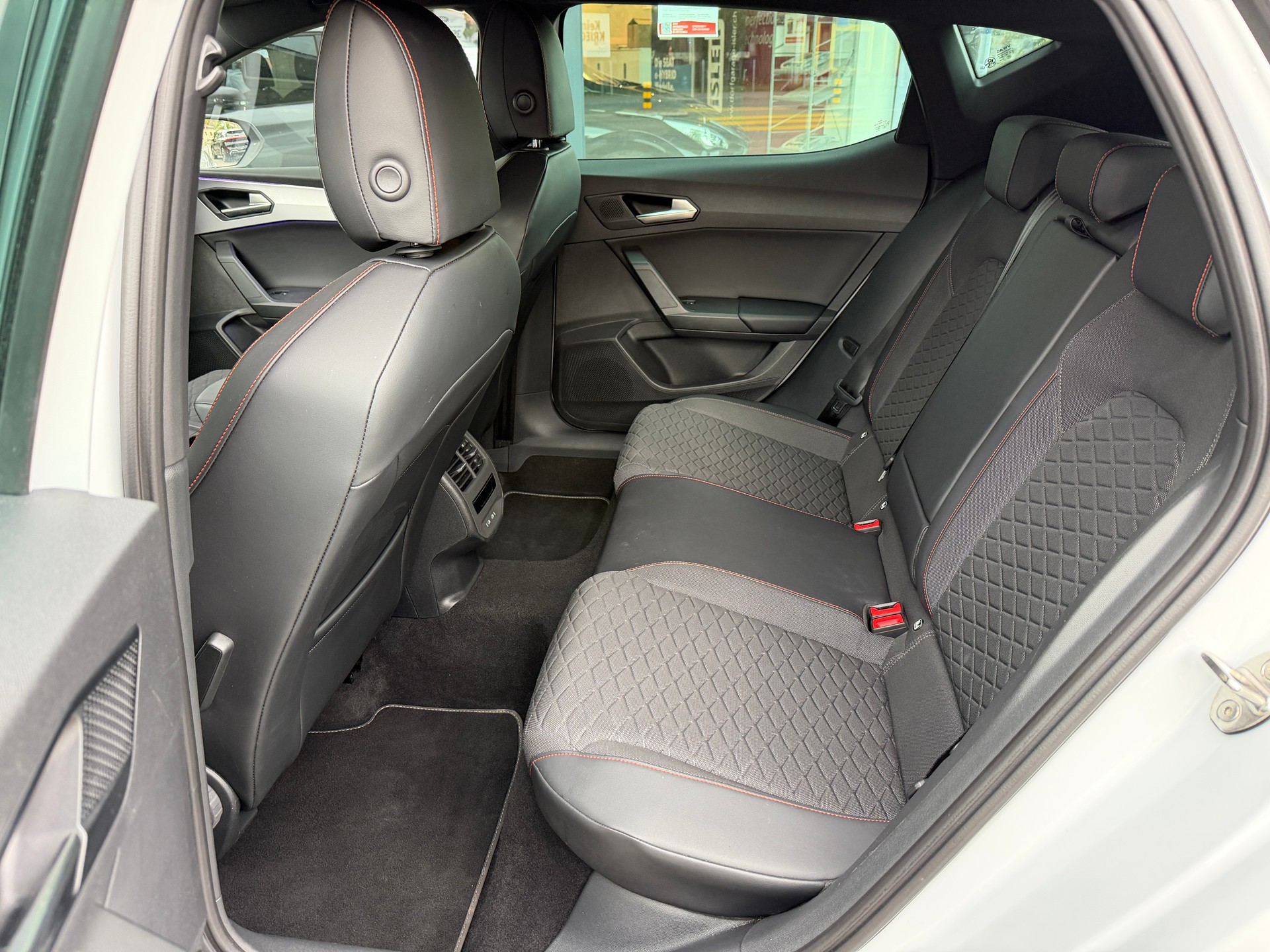 SEAT Leon 1.5 eTSI mHEV DSG FR-image-7