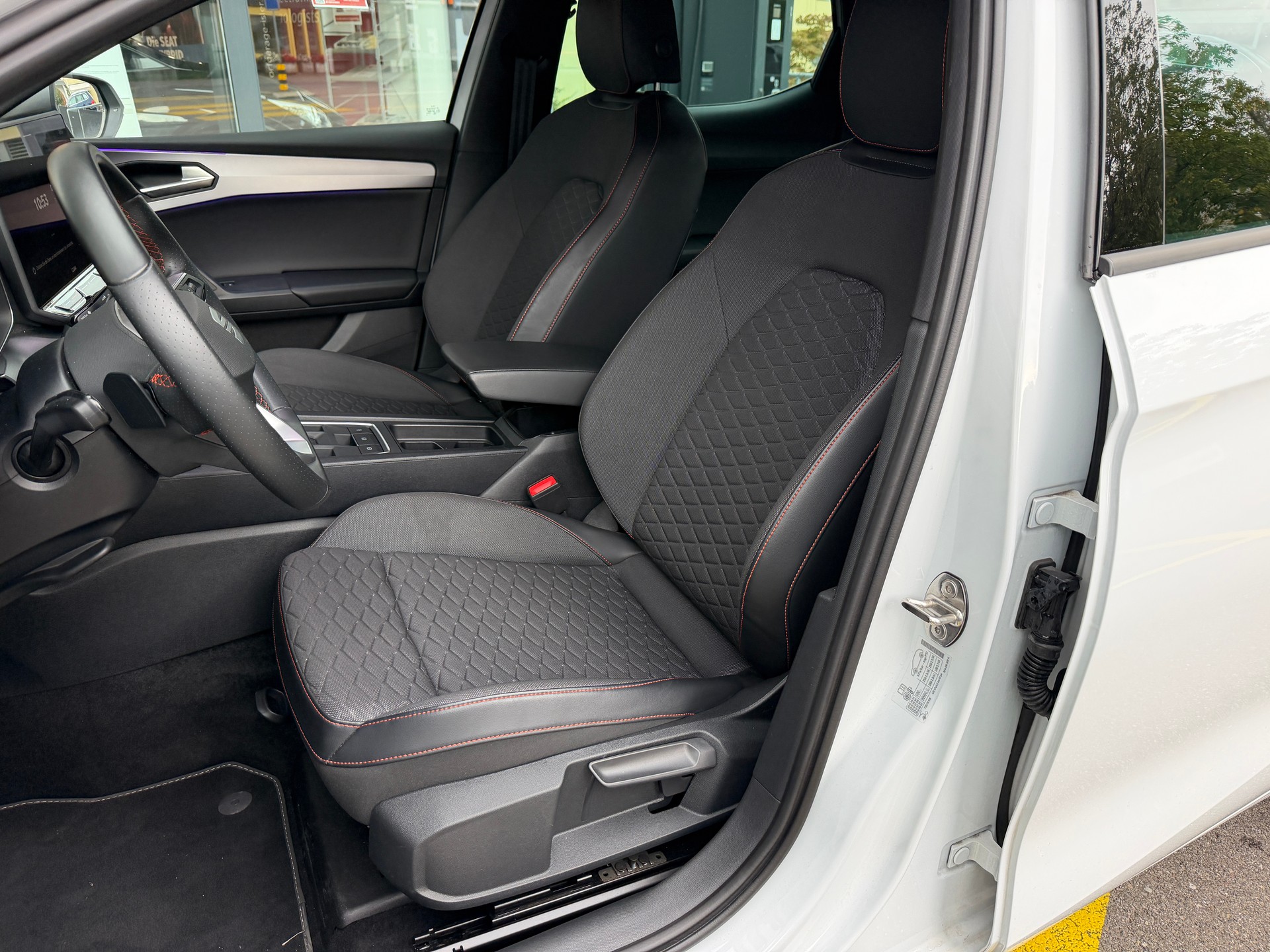 SEAT Leon 1.5 eTSI mHEV DSG FR-image-8