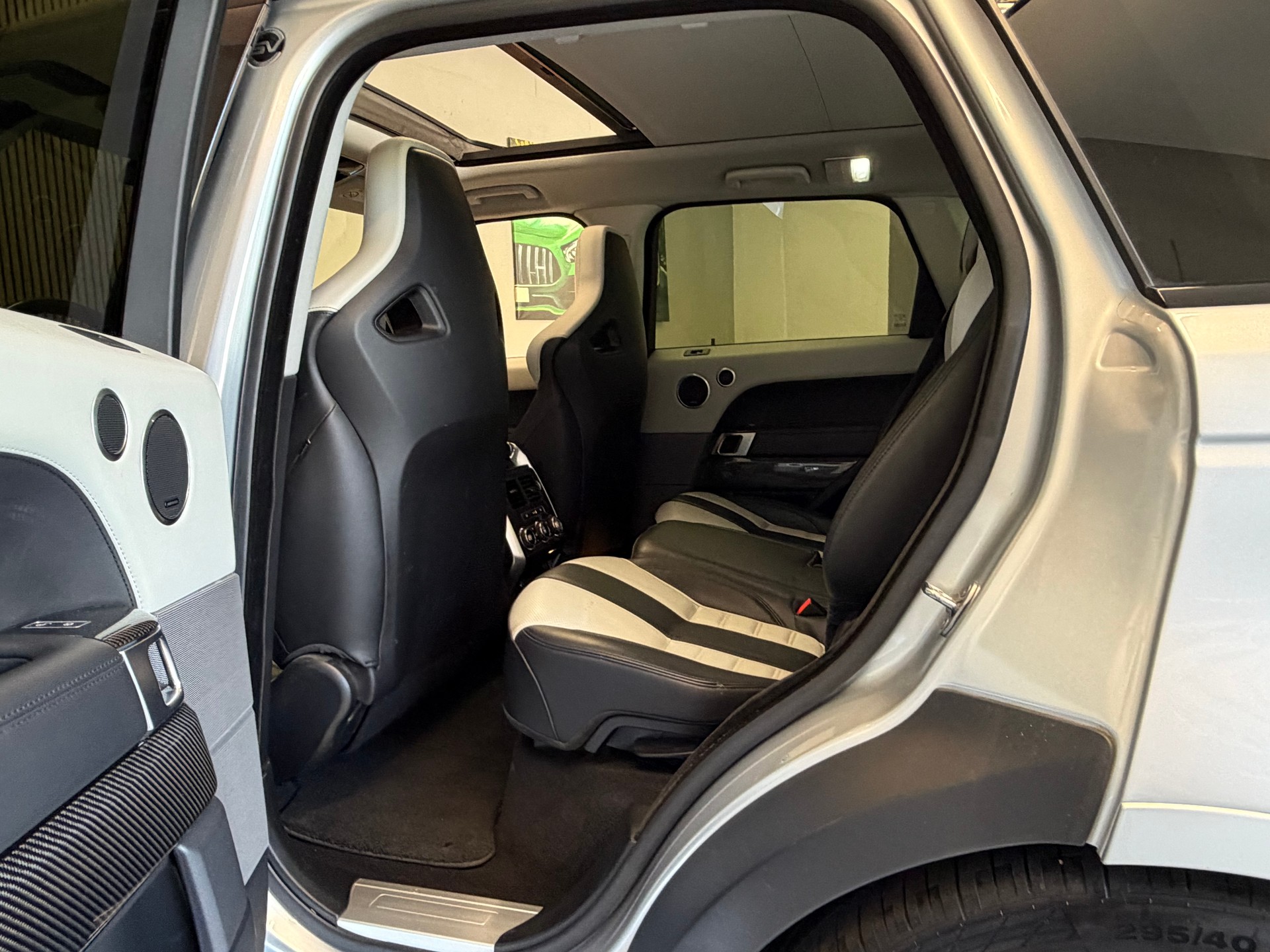 LAND ROVER Range Rover Sport 5.0 V8 SVR-image-11
