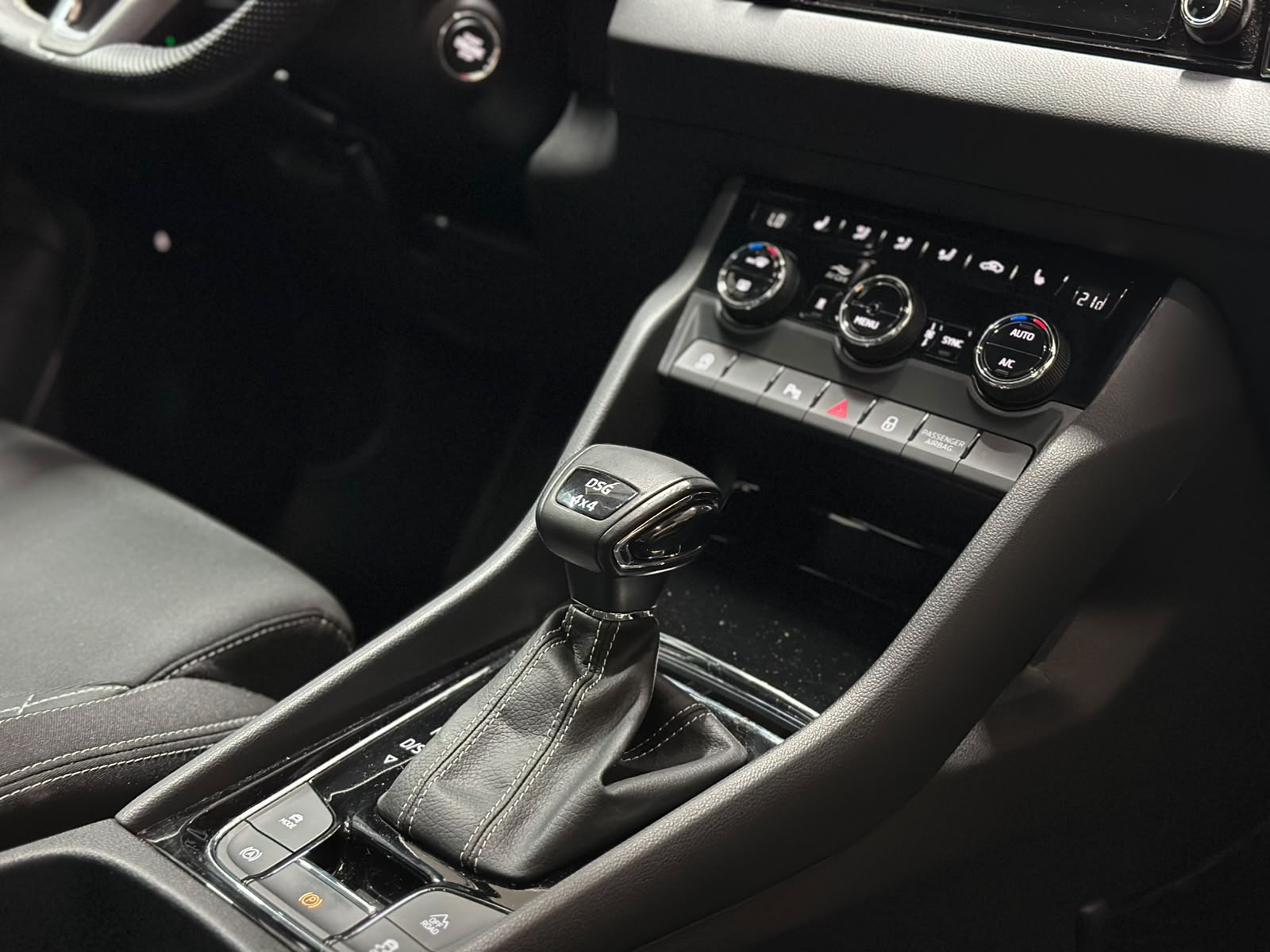 SKODA Karoq 2.0 TSI SportLine 4x4 DSG-image-12