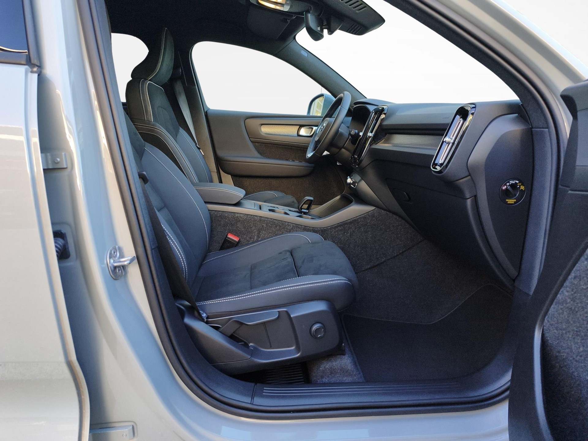 VOLVO XC40 2.0 B3 MH Core - Pneumatici invernali inclusi-image-9